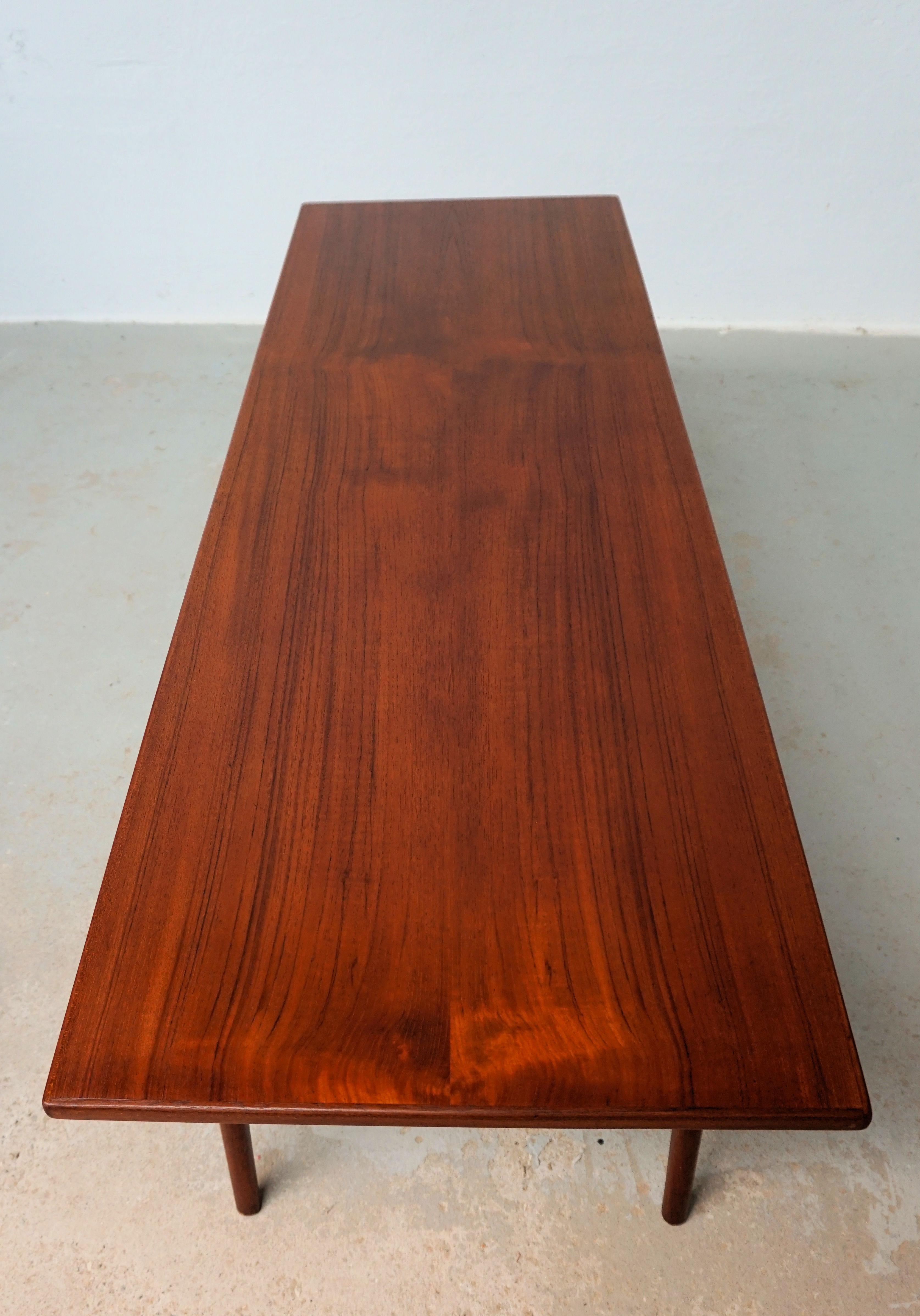 1960er Jahre Vollständig restaurierter dänischer Couchtisch aus Teakholz, Arne Hovmand-Olsen zugeschrieben im Angebot 2