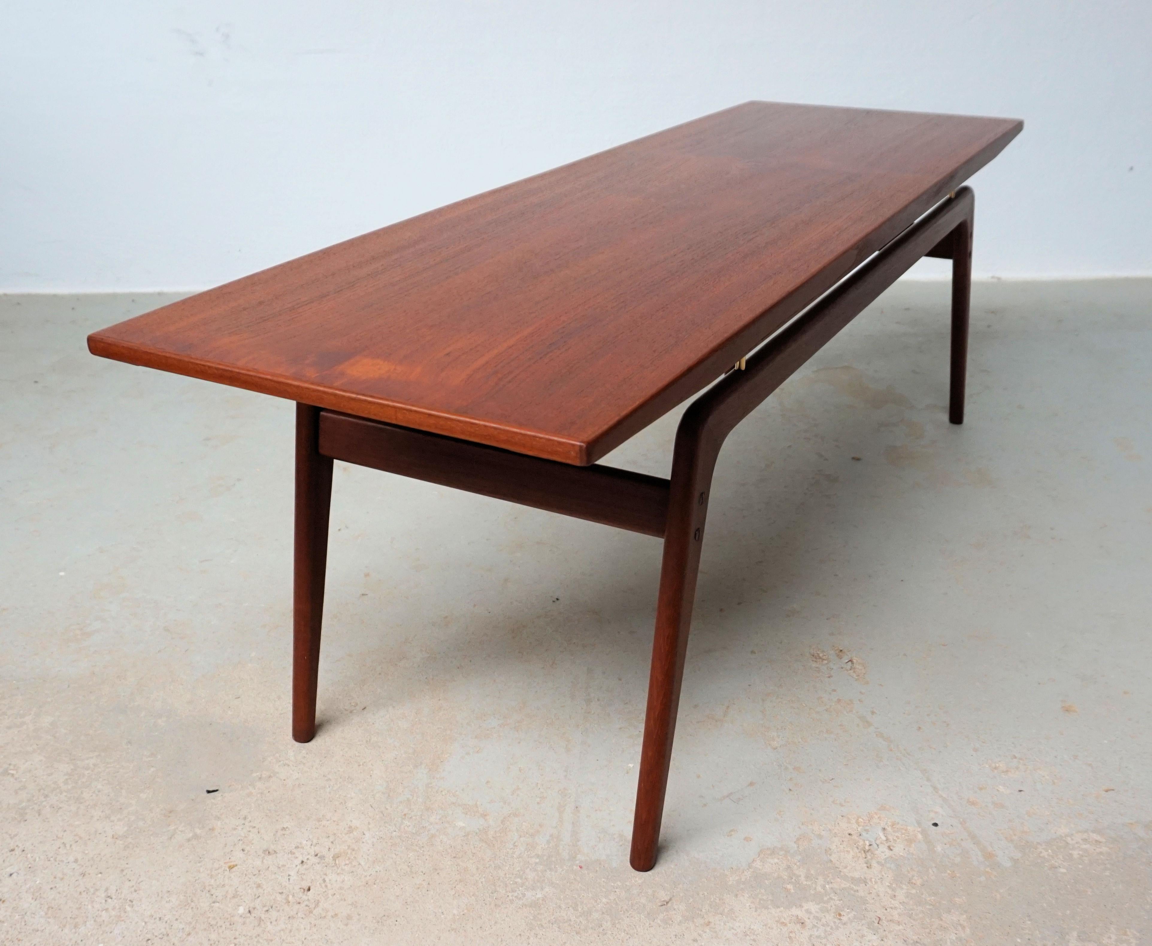 1960er Jahre Vollständig restaurierter dänischer Couchtisch aus Teakholz, Arne Hovmand-Olsen zugeschrieben im Angebot 3