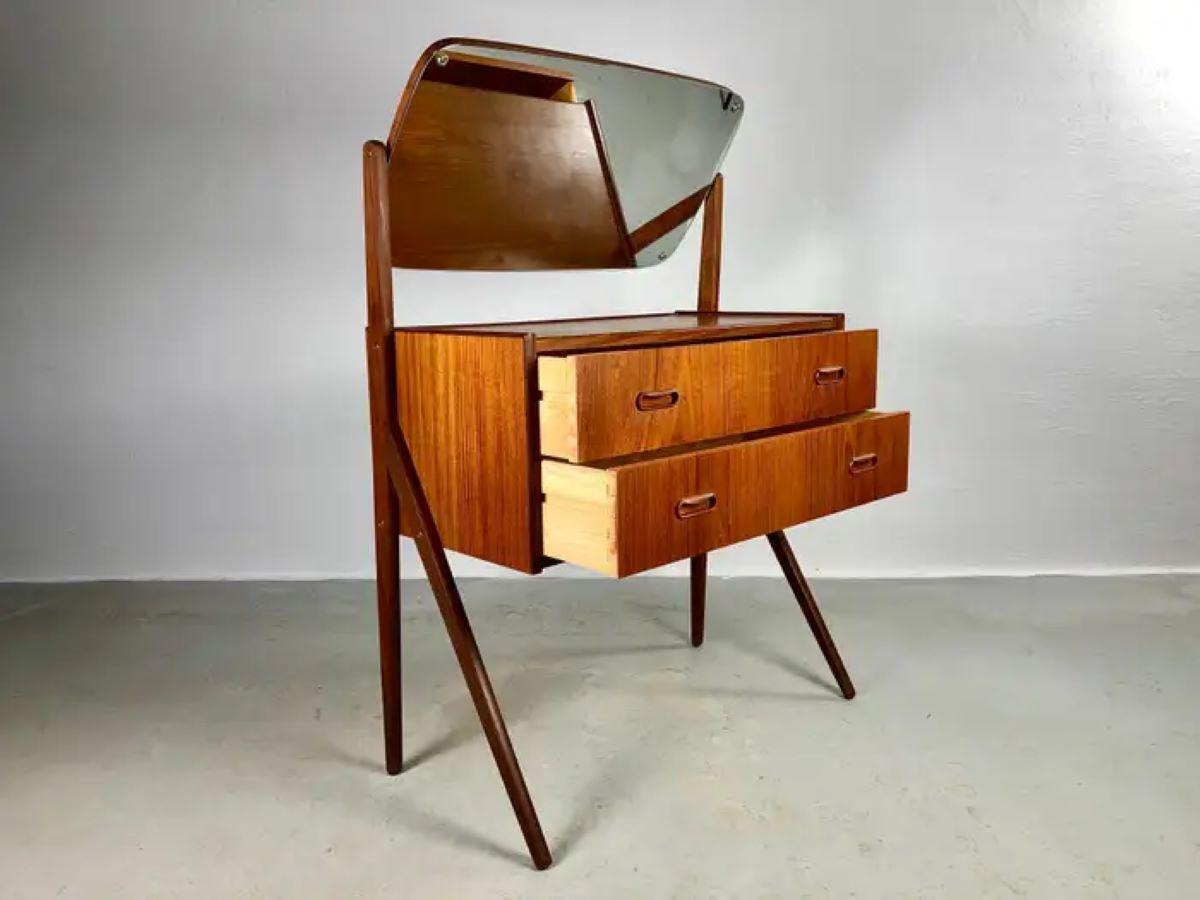 1960s Fully Restored Danish Teak Dressing - Vanity Table In Excellent Condition For Sale In Knebel, DK