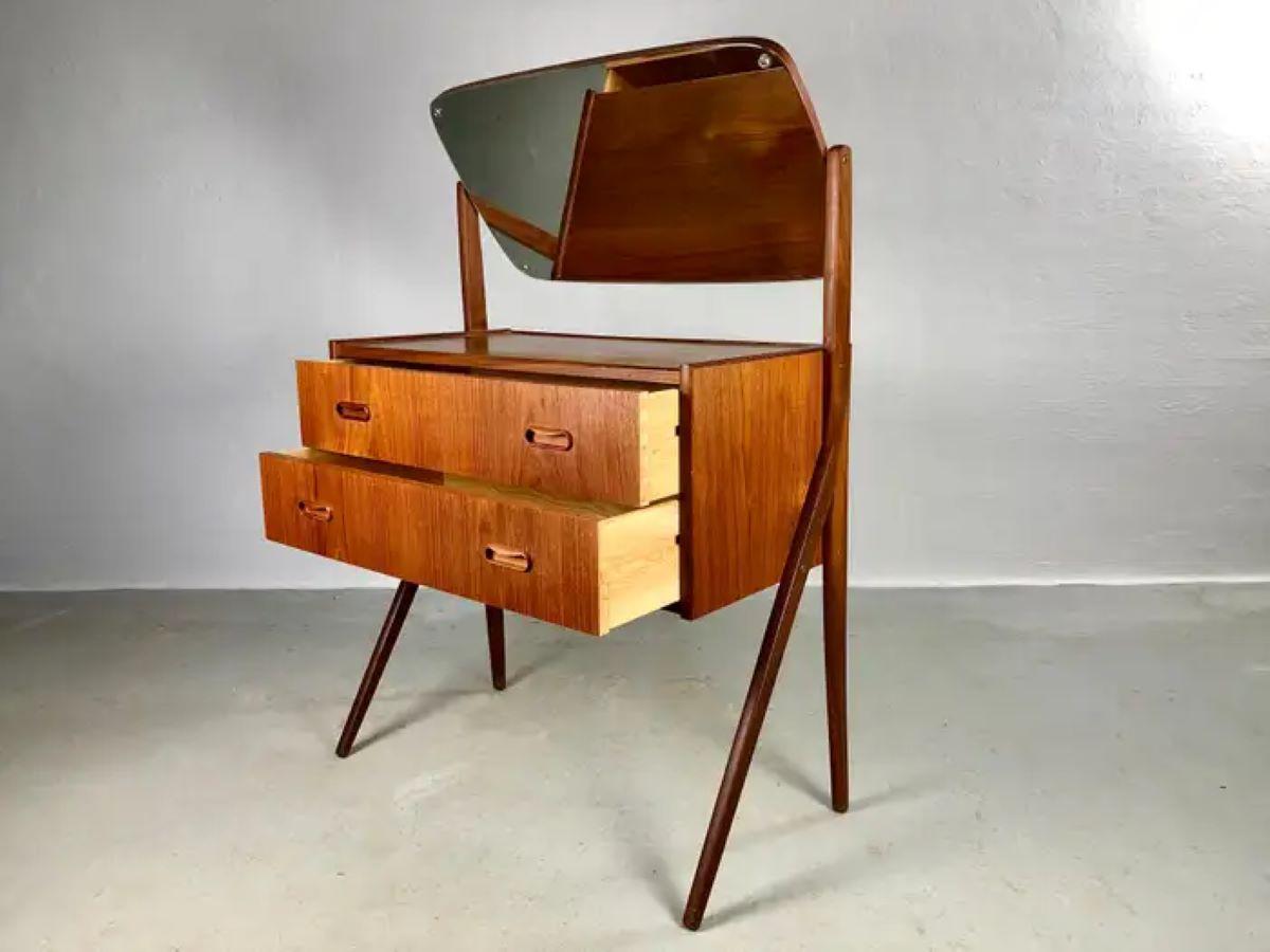 1960s Fully Restored Danish Teak Dressing - Vanity Table For Sale 1