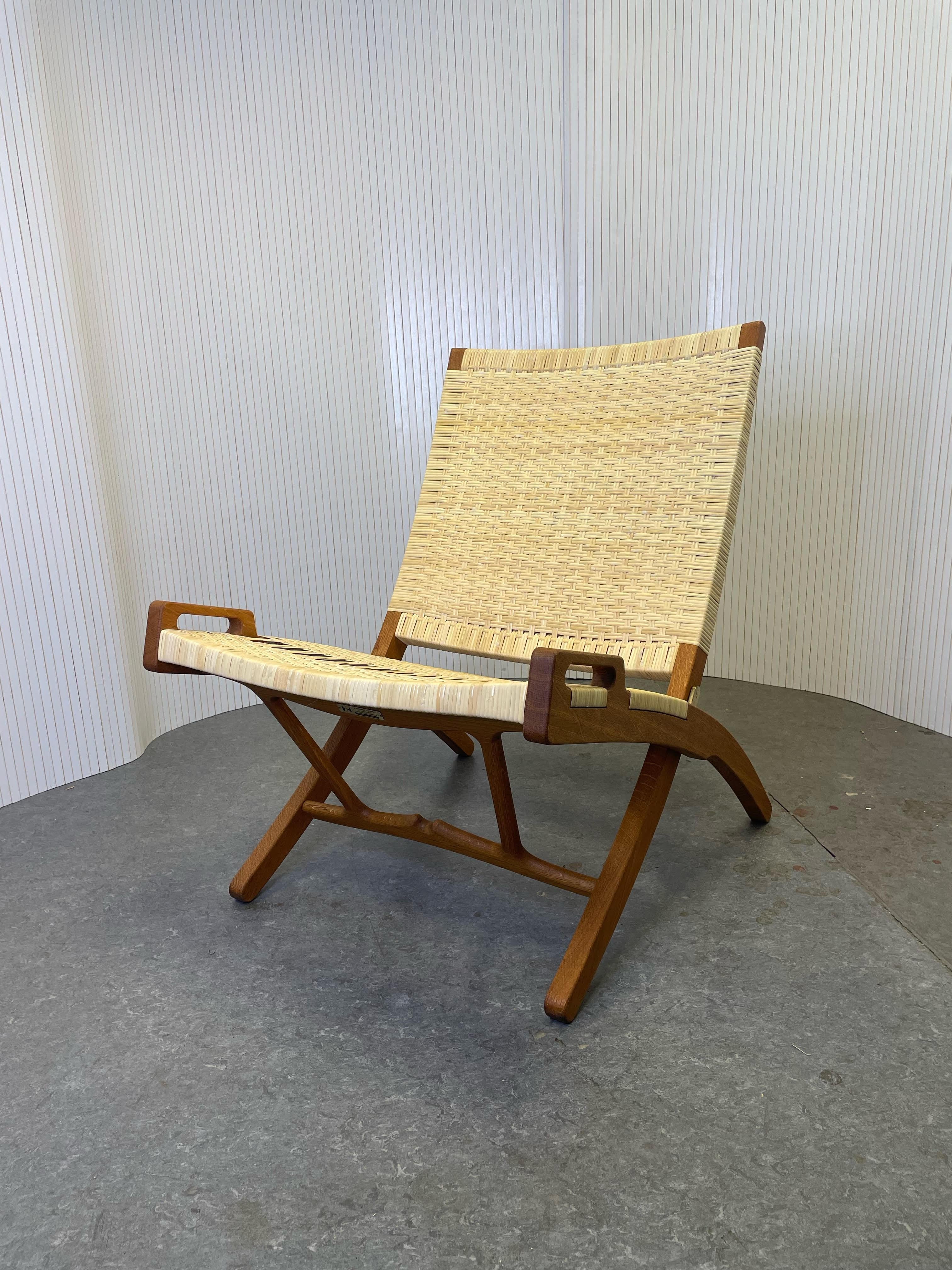 Laiton Chaise pliante Hans J. Wegner modèle JH 512 des années 1960 entièrement restaurée, rotin et rotin neufs en vente