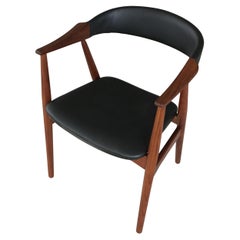 1960s Entièrement restauré Th. Fauteuil Harlev en teck recouvert de cuir noir.