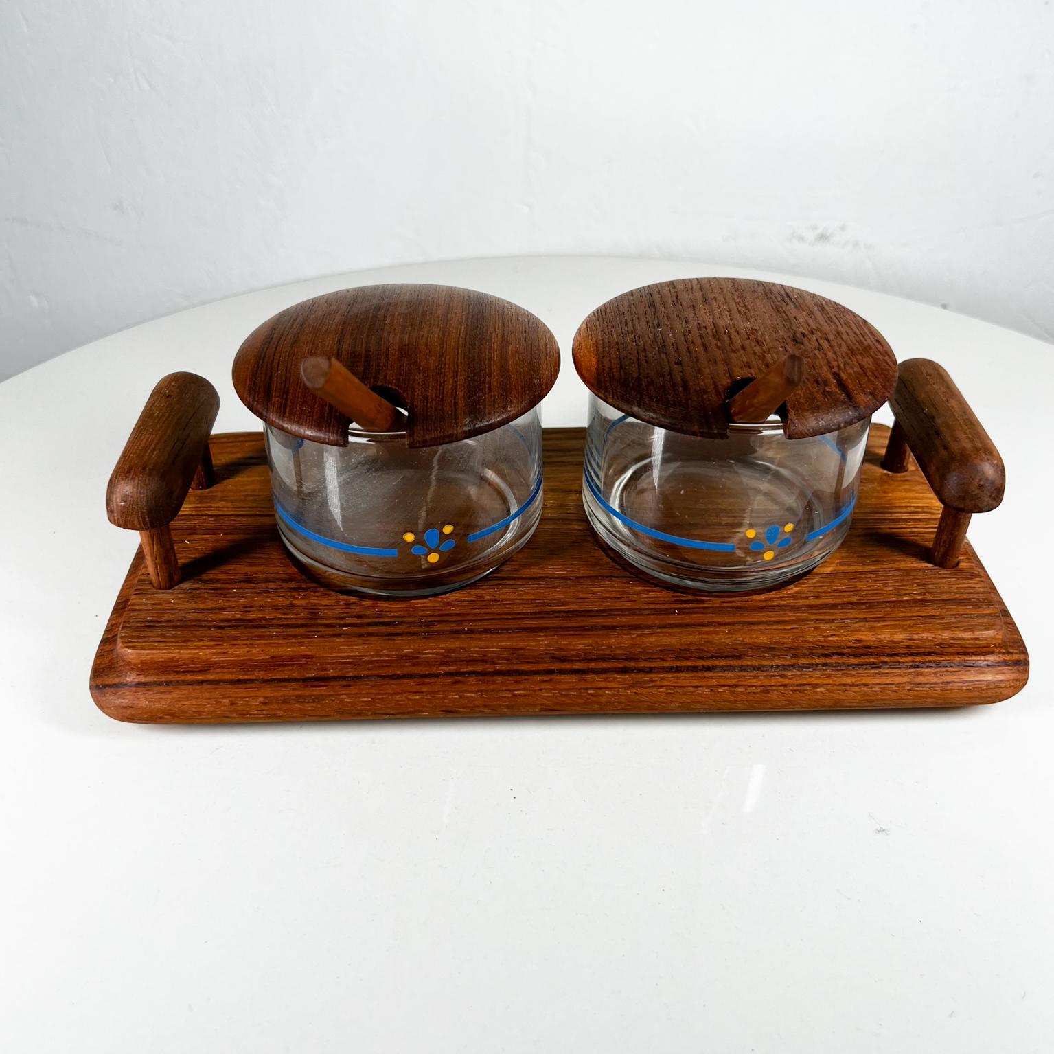 Vintage Modern Condiment Server Set Teakwood by GoodWood
Maker stamp present
Fun Condiment Tray with 2 glass containers. Mustard, Salsa Relish etc
Teak wood with matching lids and 2 Teak spoons.
Original unrestored vintage condition.
11 x 5.5