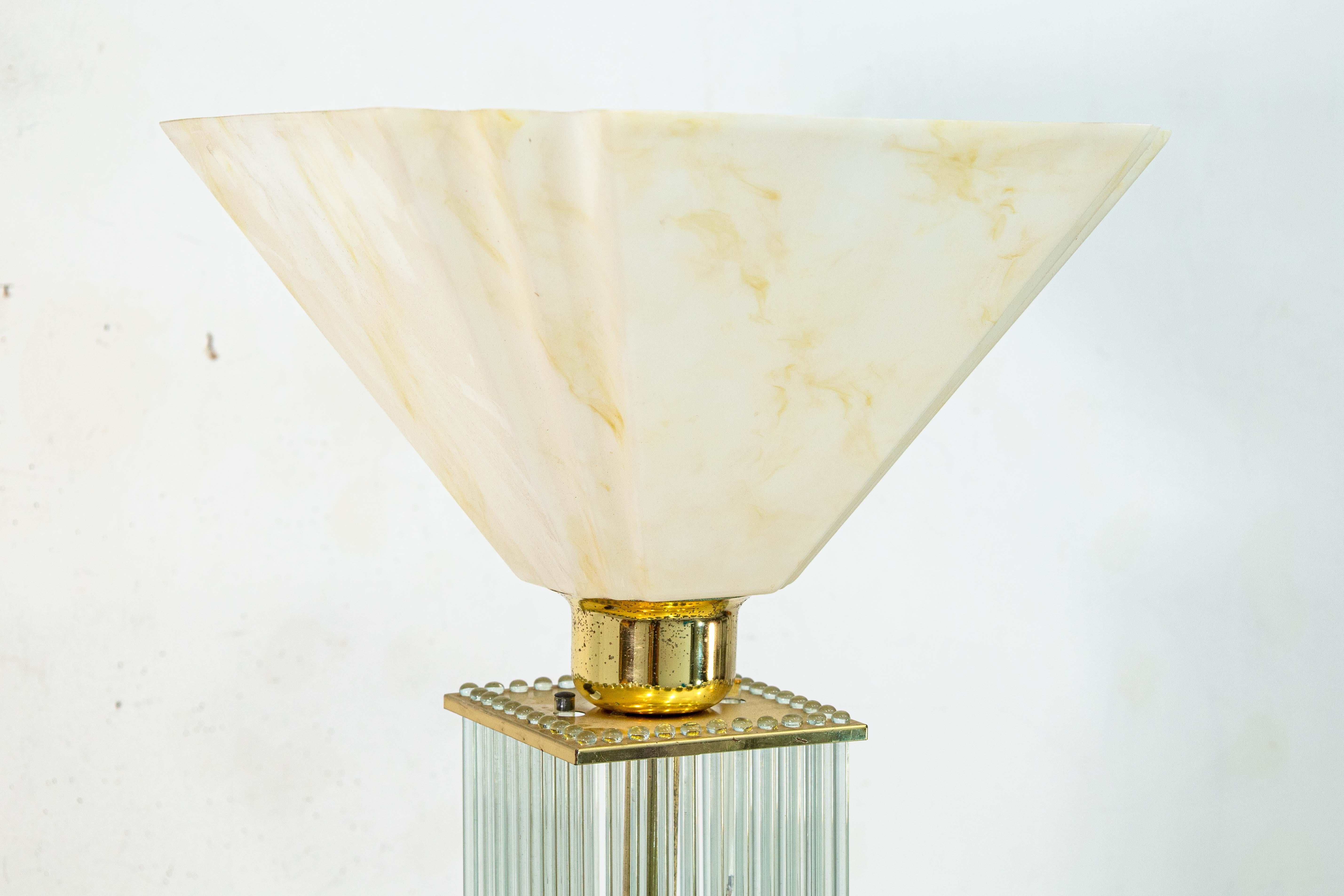 Lámpara de pie Gaetano Sciolari de latón y vidrio de la década de 1960. Esta extraordinaria lámpara de pie tiene un diseño y una presentación general impresionantes. Esta lámpara presenta varios niveles de bastones de cristal que cuelgan suavemente