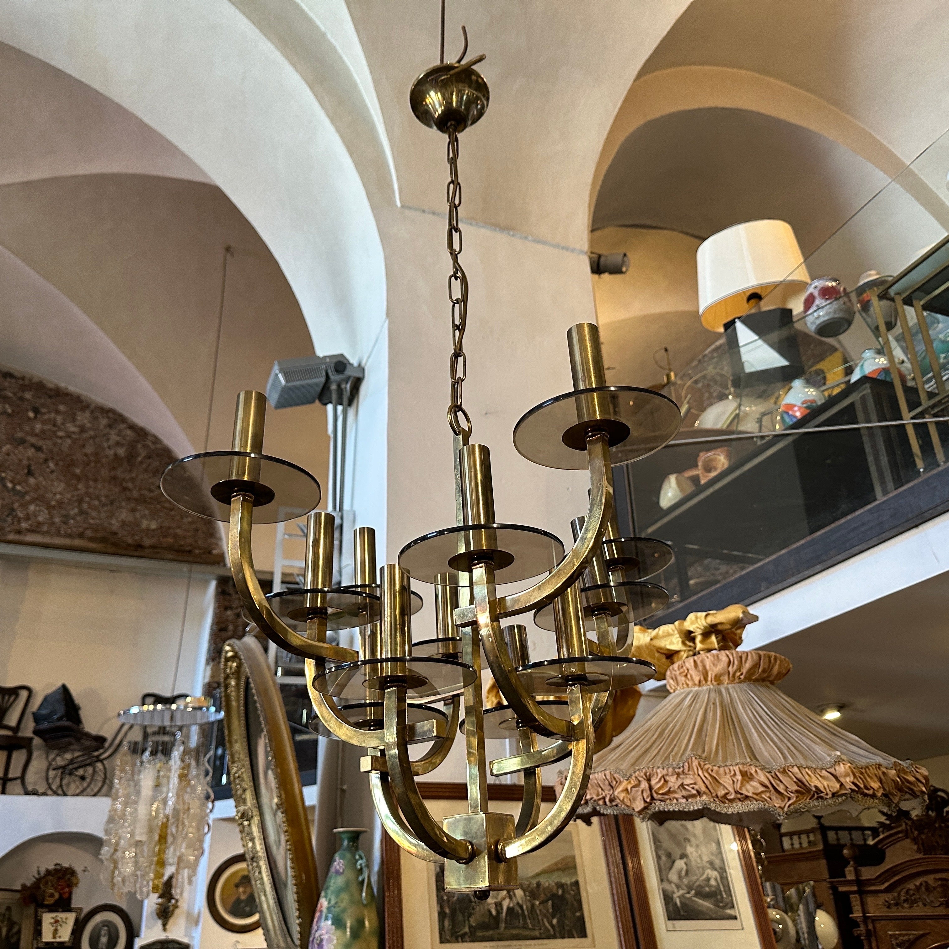 Esta lámpara italiana  es un ejemplo clásico de diseño moderno de mediados de siglo de Gaetano Sciolari de la década de 1960. Presenta un llamativo marco de latón con acabado pulido, caracterizado por sus líneas elegantes y minimalistas. La