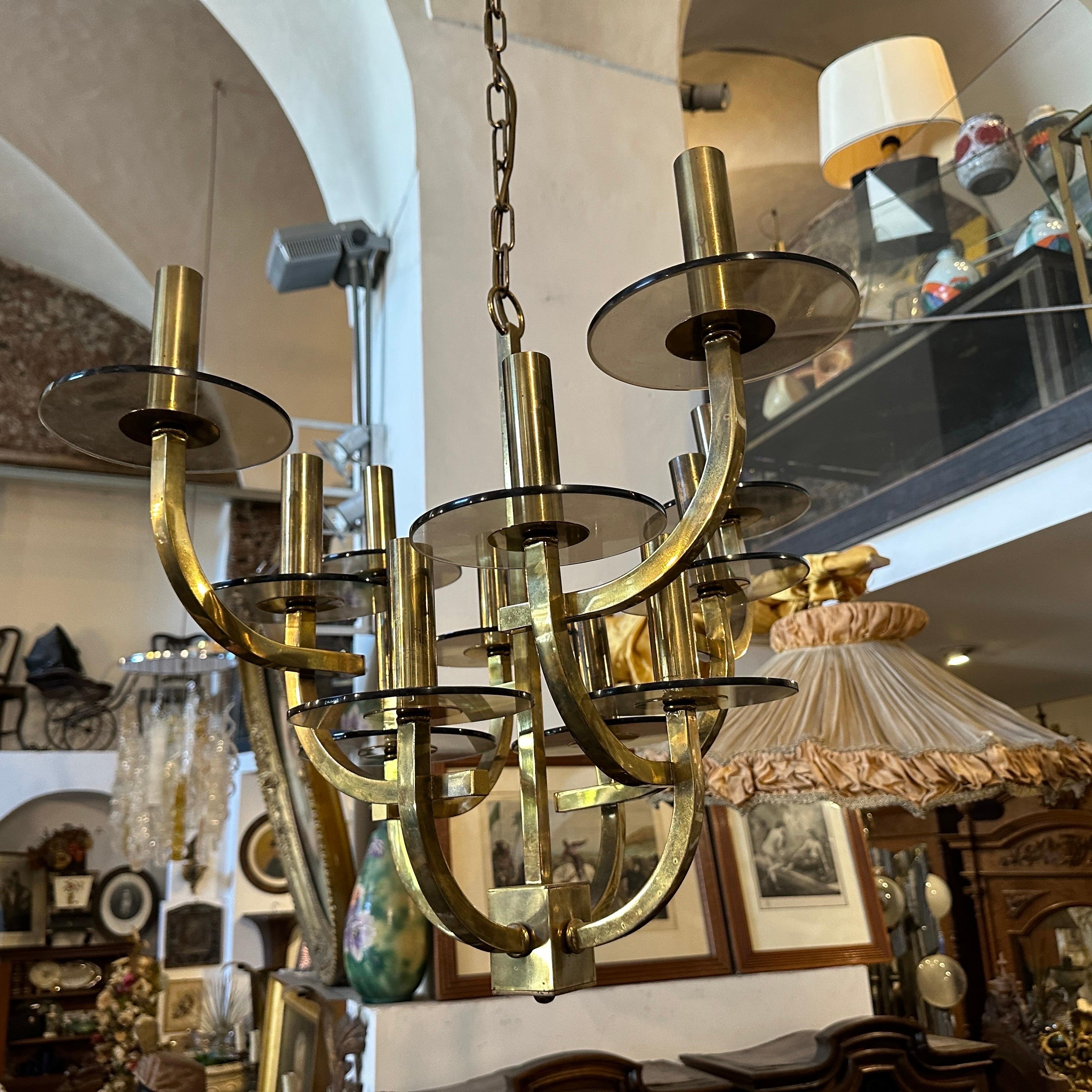 Lámpara de latón y cristal ahumado de Gaetano Sciolari, moderna de mediados de siglo, años 60 Italiano en venta