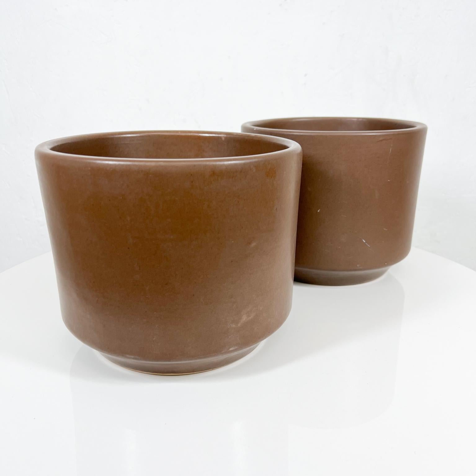 1960s Gainey Ceramics MCM Architectural Modern Pottery Planters La Verne Calif
Set includes two Planter Pots
Color Brown 
Maker stamped
Measures: 6.75 tall x 8.25 diameter
Preowned unrestored original vintage condition
See images provided.
 