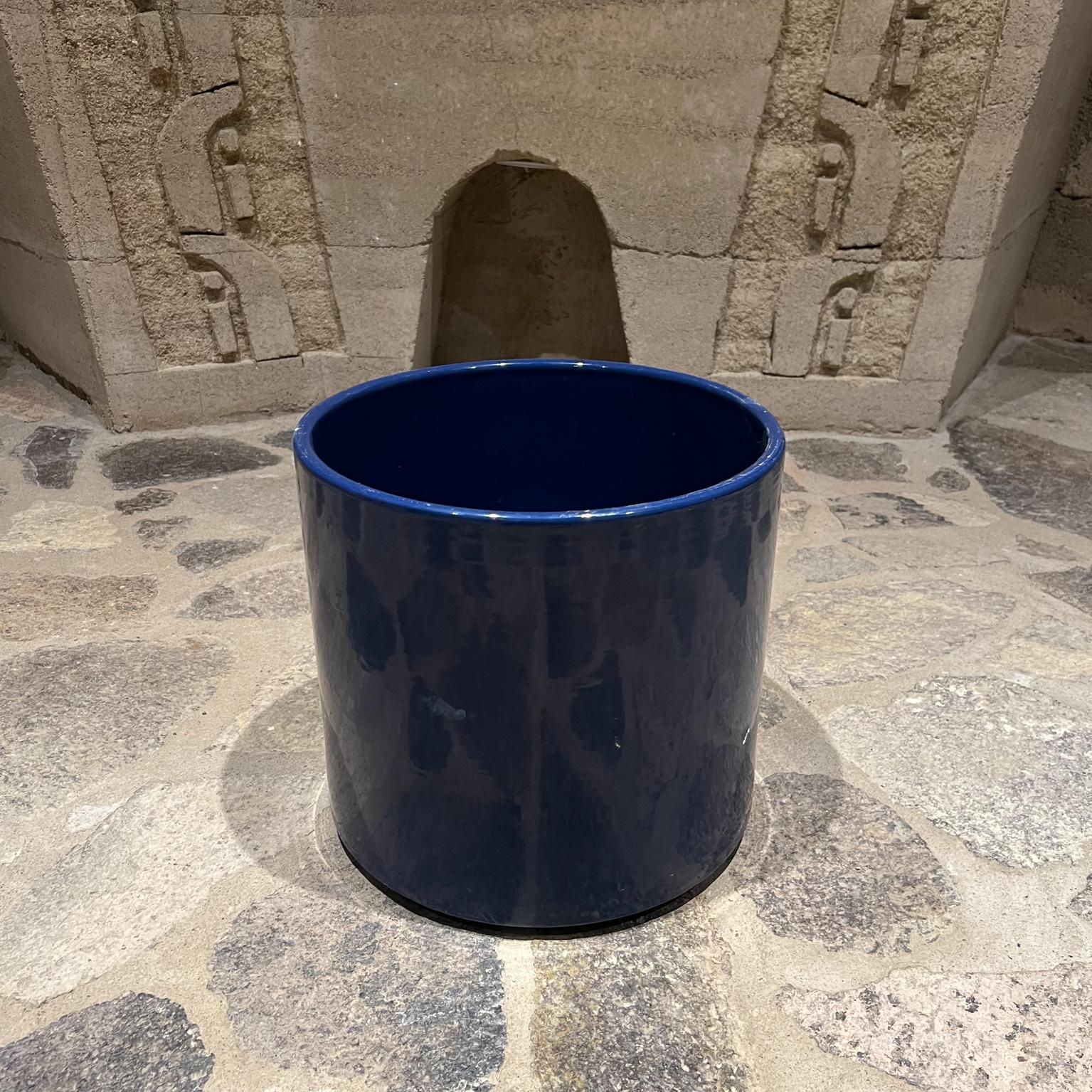 1960s Gainey ceramics pottery cobalt Blue AC 12 architectural planter pot La Verne California.
Measures: 12 x 13 diameter.
Planter Pot garden patio home.
Gainey Pottery. Signed underneath with maker's label.
Original preowned unrestored vintage