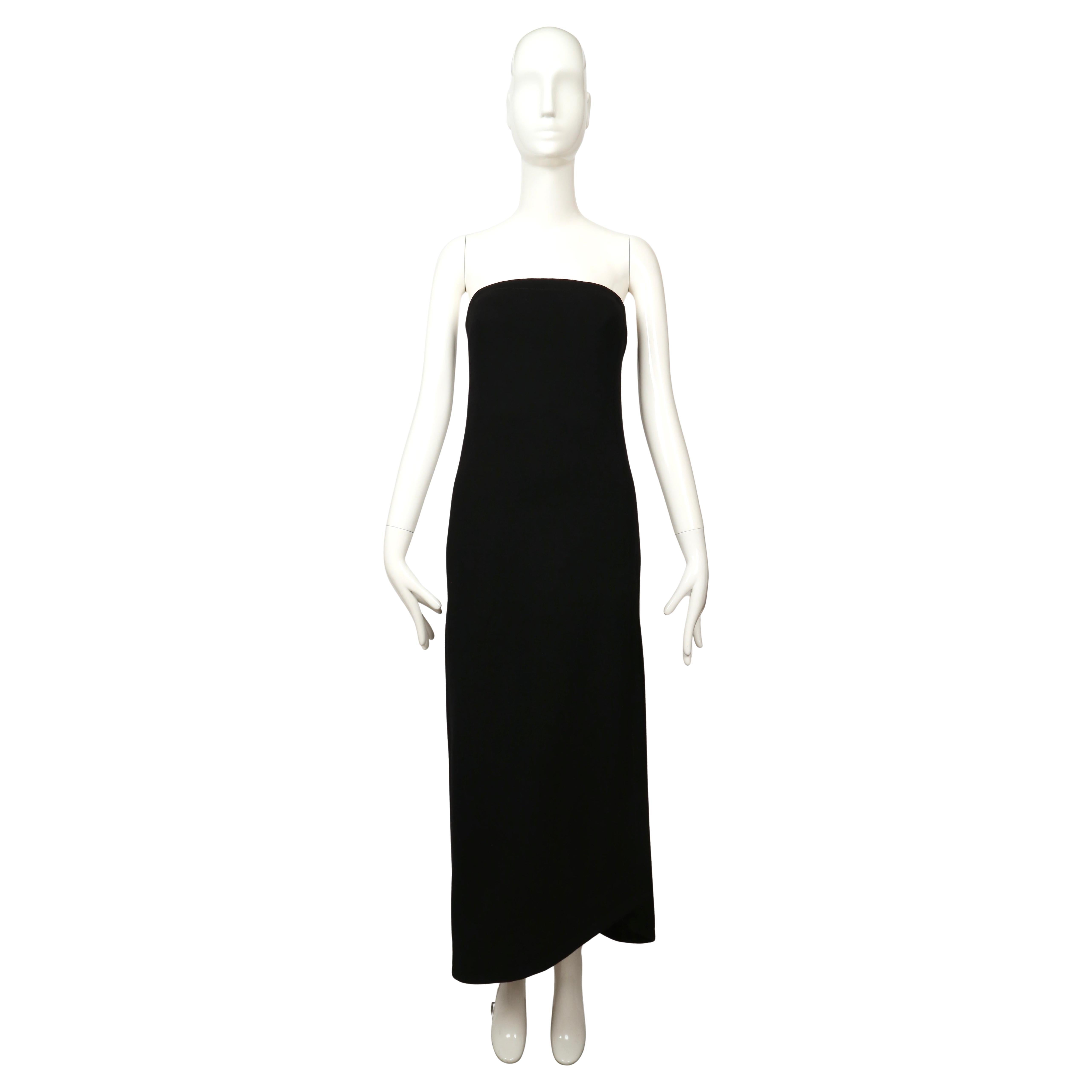 Robe bustier en laine noire de James Galanos des années 1960, extrêmement élégante et rare. La silhouette est élégante et architecturale, coupée près du corps avec un tailleur précis qui met en évidence la maîtrise de Galanos en matière de lignes et