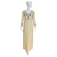 Vestido de manga larga en color crema de los años 60 de Galanos con adorno de pedrería verde