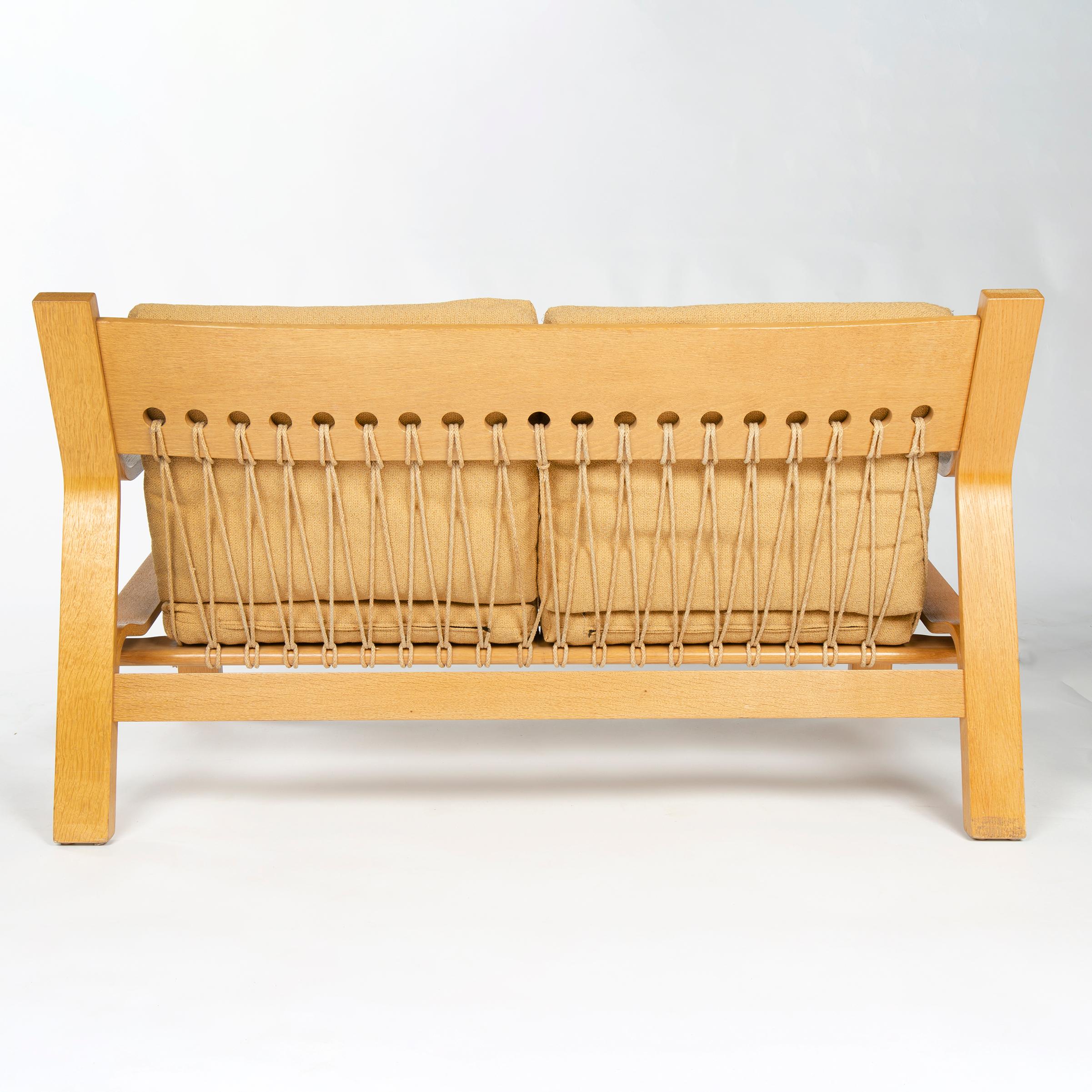 1960s GE671 Settee by Hans J. Wegner for GETAMA in Laminated Oak In Good Condition For Sale In Sagaponack, NY