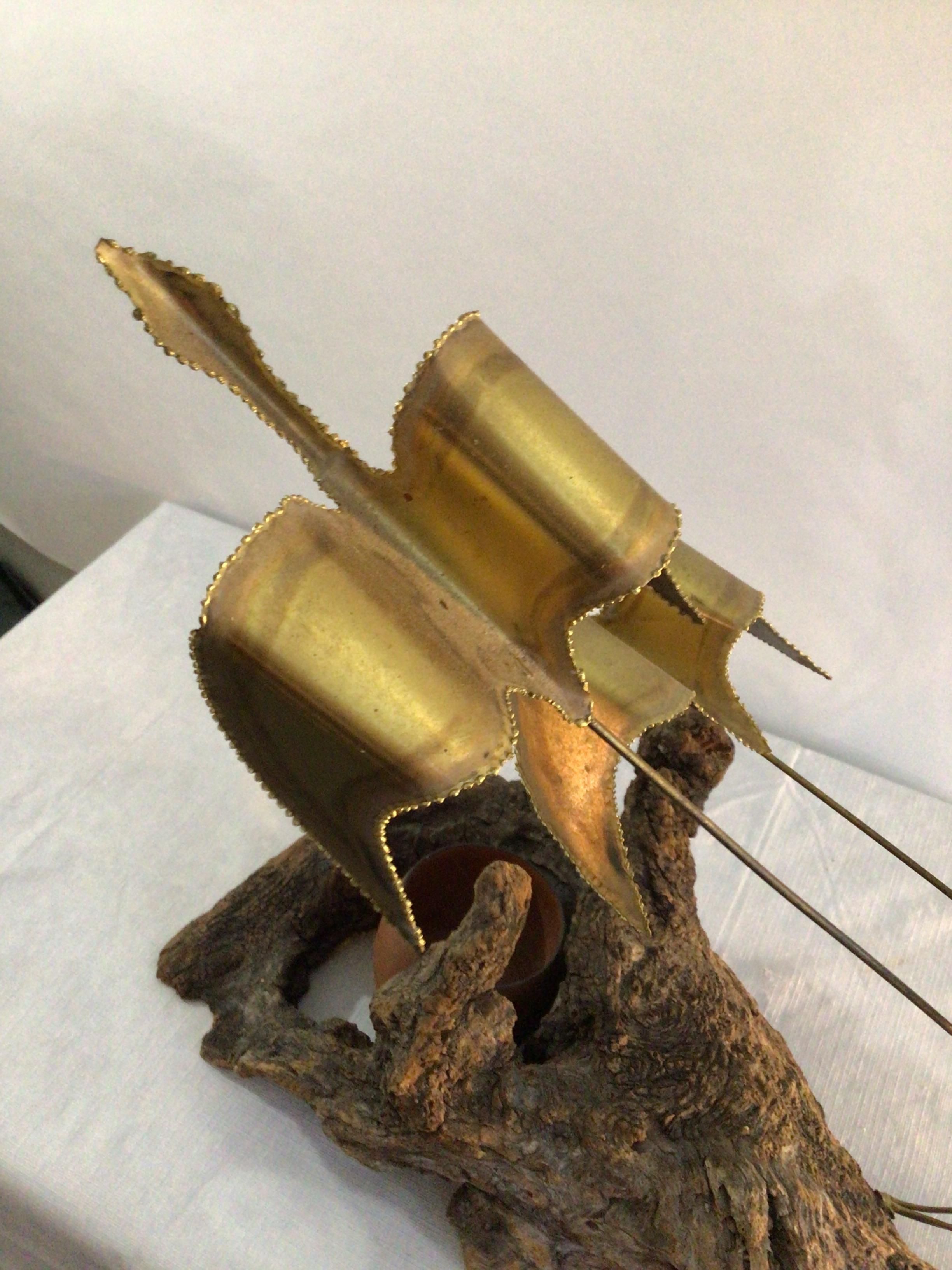 Fatto a mano Scultura di oche in volo degli anni '60 su base di legno di driftwood in vendita