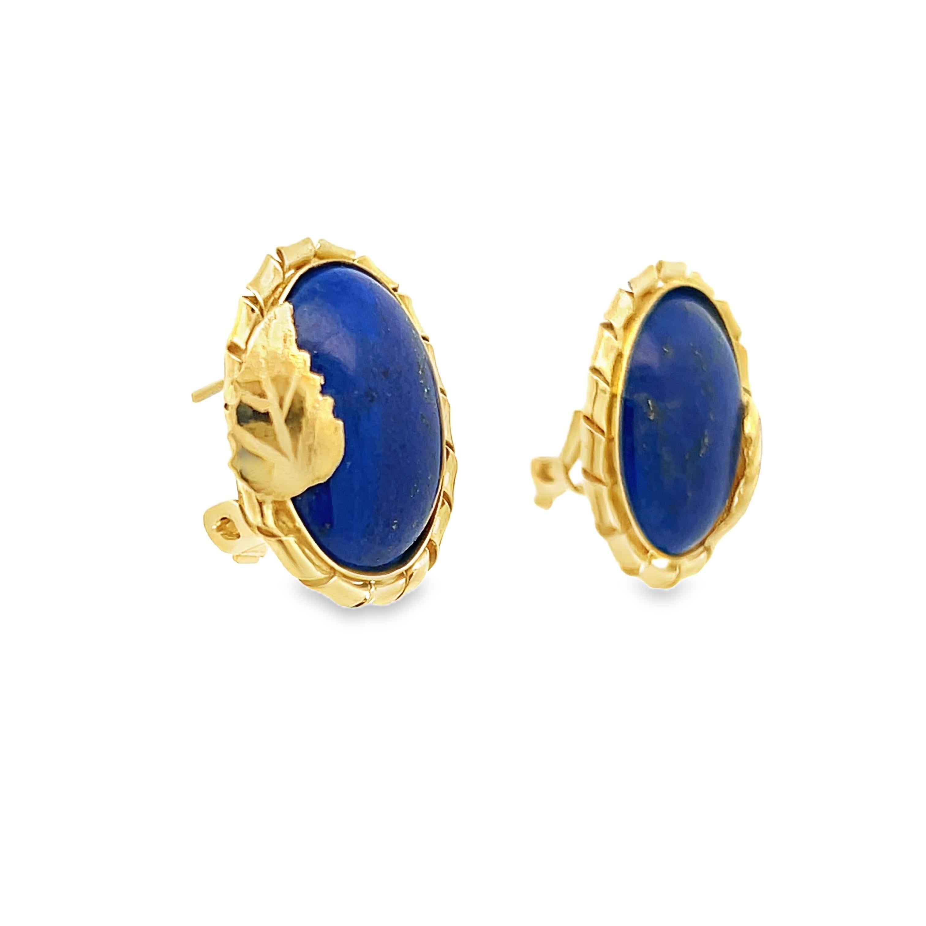 These lovely gem lapis earrings are mid century modern from the 1960s and are made in 18k yellow gold with hand engraved leaves. With rich 18k yellow gold and deep blue of the gem lapis, these earrings exhibit excellence. The hand engraved flowers