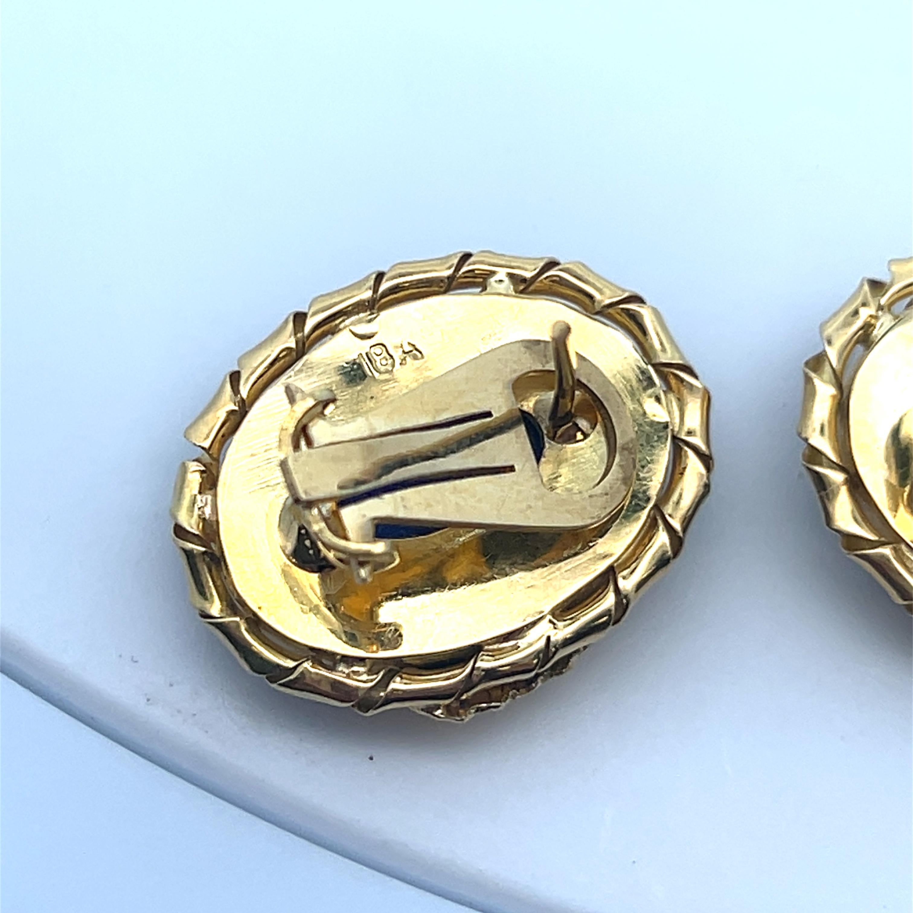 Women's or Men's 1960s Gem Lapis Cabachon and 18k Yellow Gold Hand Engraved Leaf Earrings For Sale