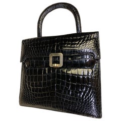 Sac à main en alligator noir véritable des années 1960 avec poignée supérieure et boucle argentée