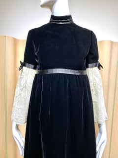 Geoffrey Beene, Cocktailkleid aus schwarzem Samt und cremefarbener Spitze, 1960er Jahre
