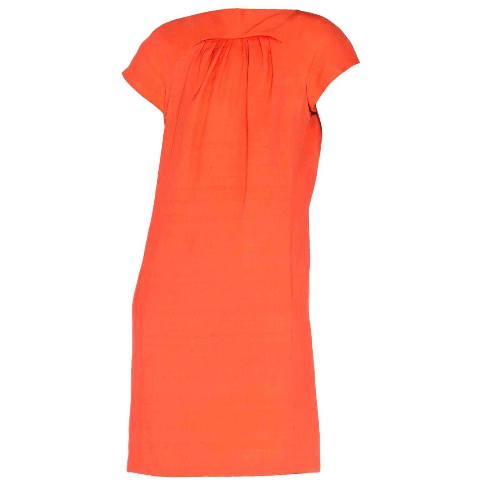 GEOFFREY BEENE Robe fourreau modulaire en soie corail, années 1960