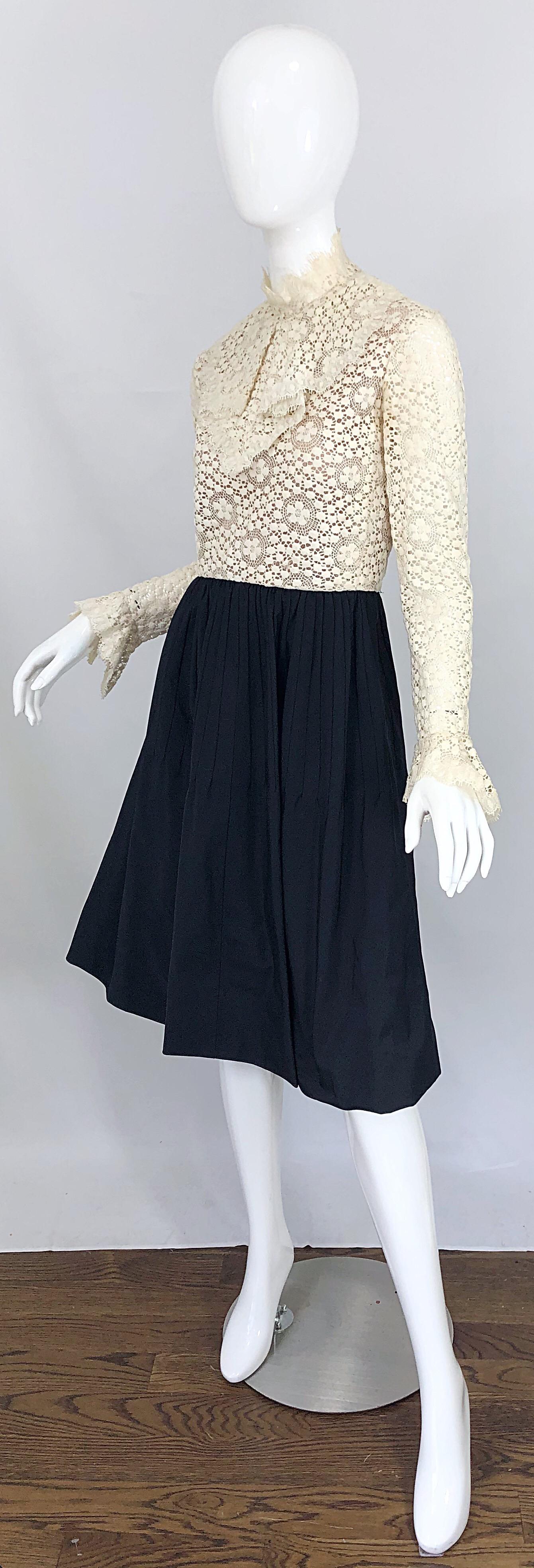 1960s Geoffrey Beene Vestido vintage años 60 de ganchillo marfil y tafetán de seda negro en venta 2