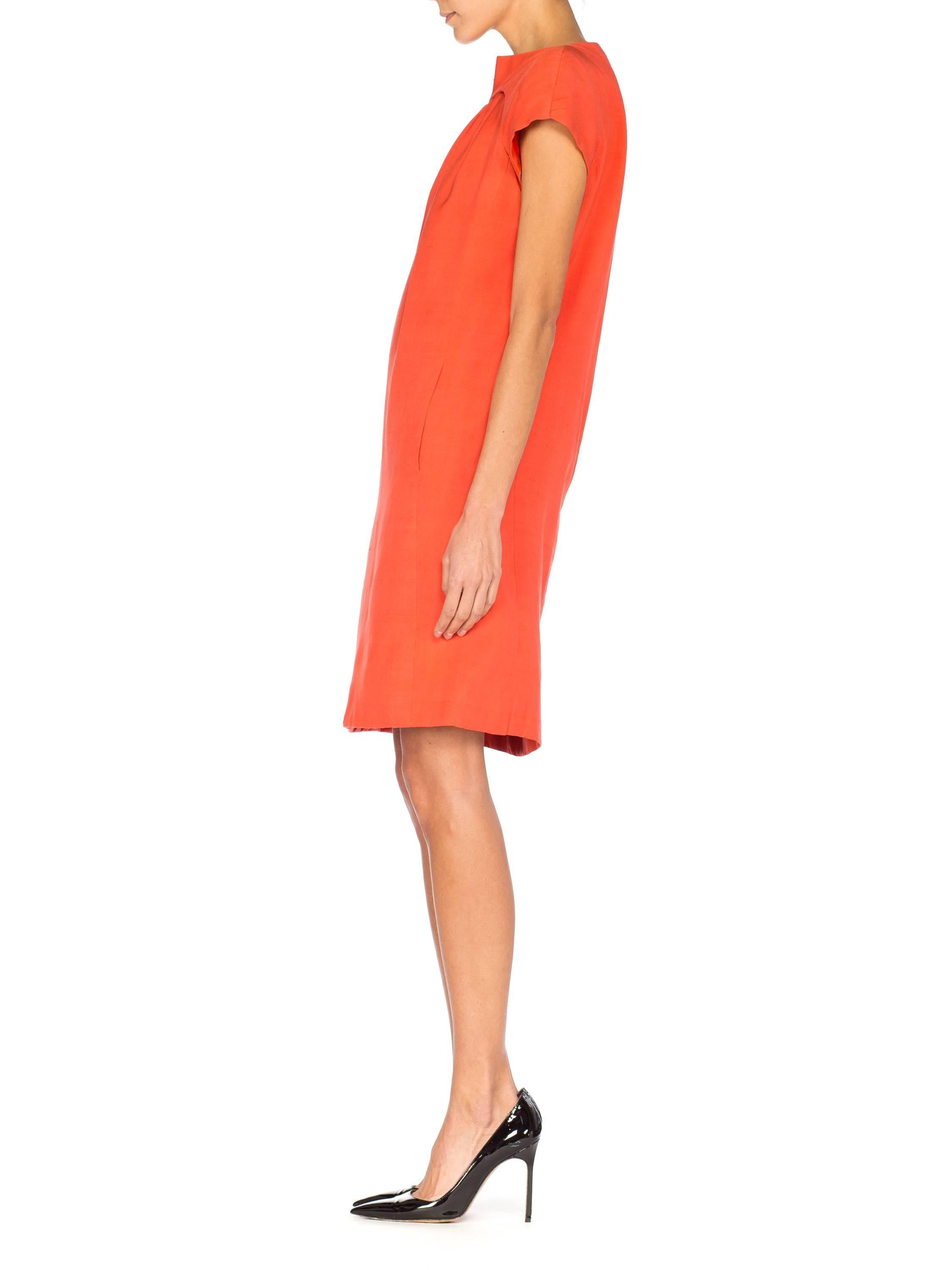 1960S GEOFFREY BEENE Coral Silk Mod Sheath Dress In Excellent Condition For Sale In New York, NY