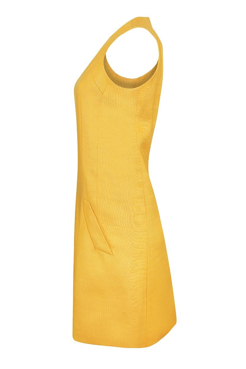Dieses leuchtend gelbe, gefütterte Minikleid im Modestil der 1960er Jahre stammt von dem beliebten US-Designer Geoffrey Beene, der für seine Handwerkskunst, seine Liebe zum Detail und seine lässigen, tragbaren Designs bekannt ist. Dieses klassische