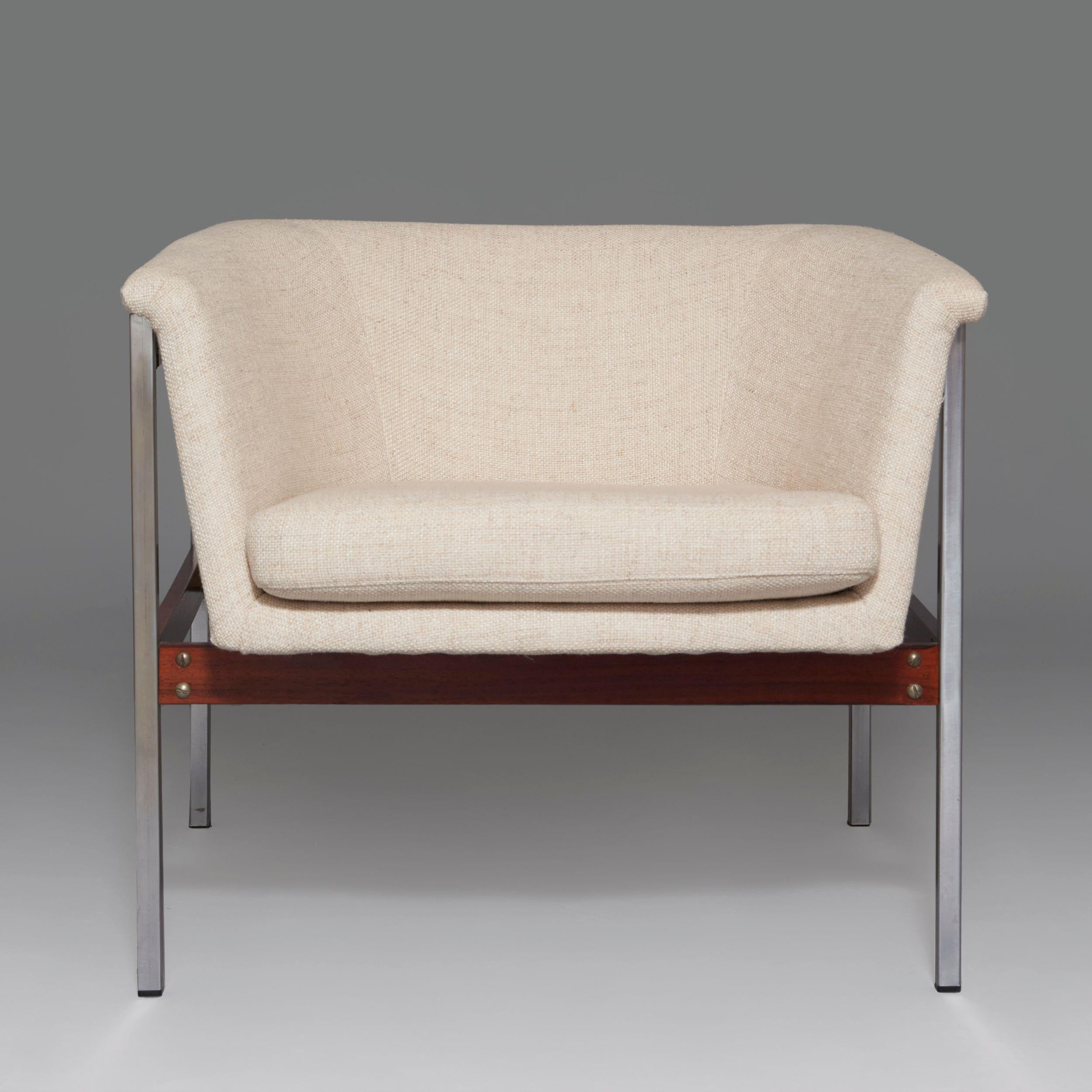 Lounge chair model ‘’040’’ by British designer Geoffrey Harcourt for Artifort in Rosewood and Chrome Steel frame and Seat in Upholstery. Manufactured in the Ntherlands in 1964
Good vintage condition, newly upholstered in beige fabric. 
 