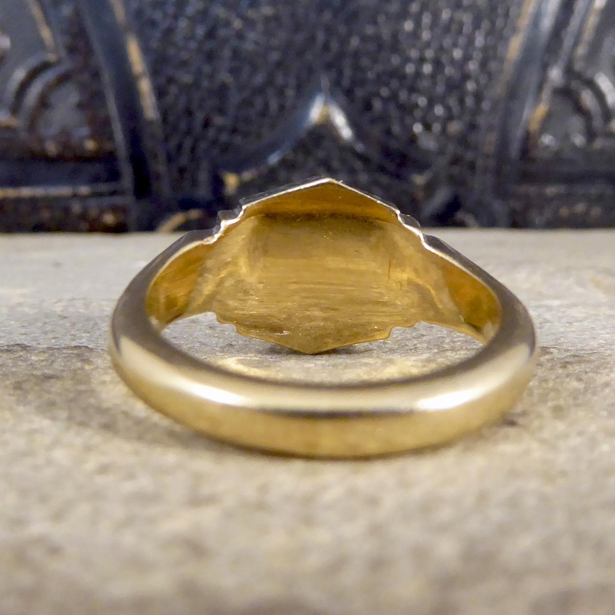 1960s Geometric Detailed Signet Ring in 9 Carat Yellow Gold In Good Condition In Yorkshire, West Yorkshire