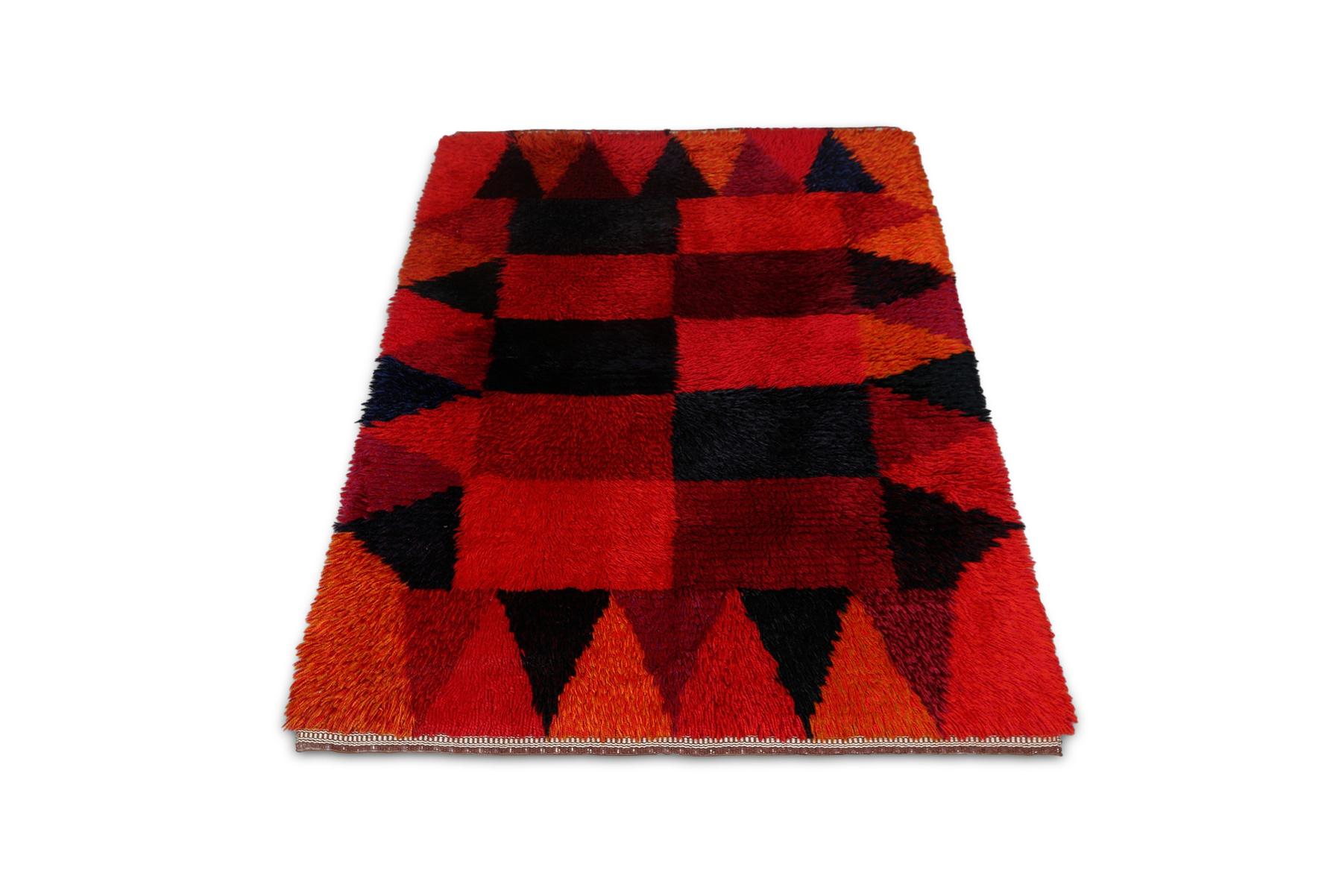 1960er Jahre Geometrischer Rya-Teppich in Rot + Schwarz (Moderne der Mitte des Jahrhunderts) im Angebot