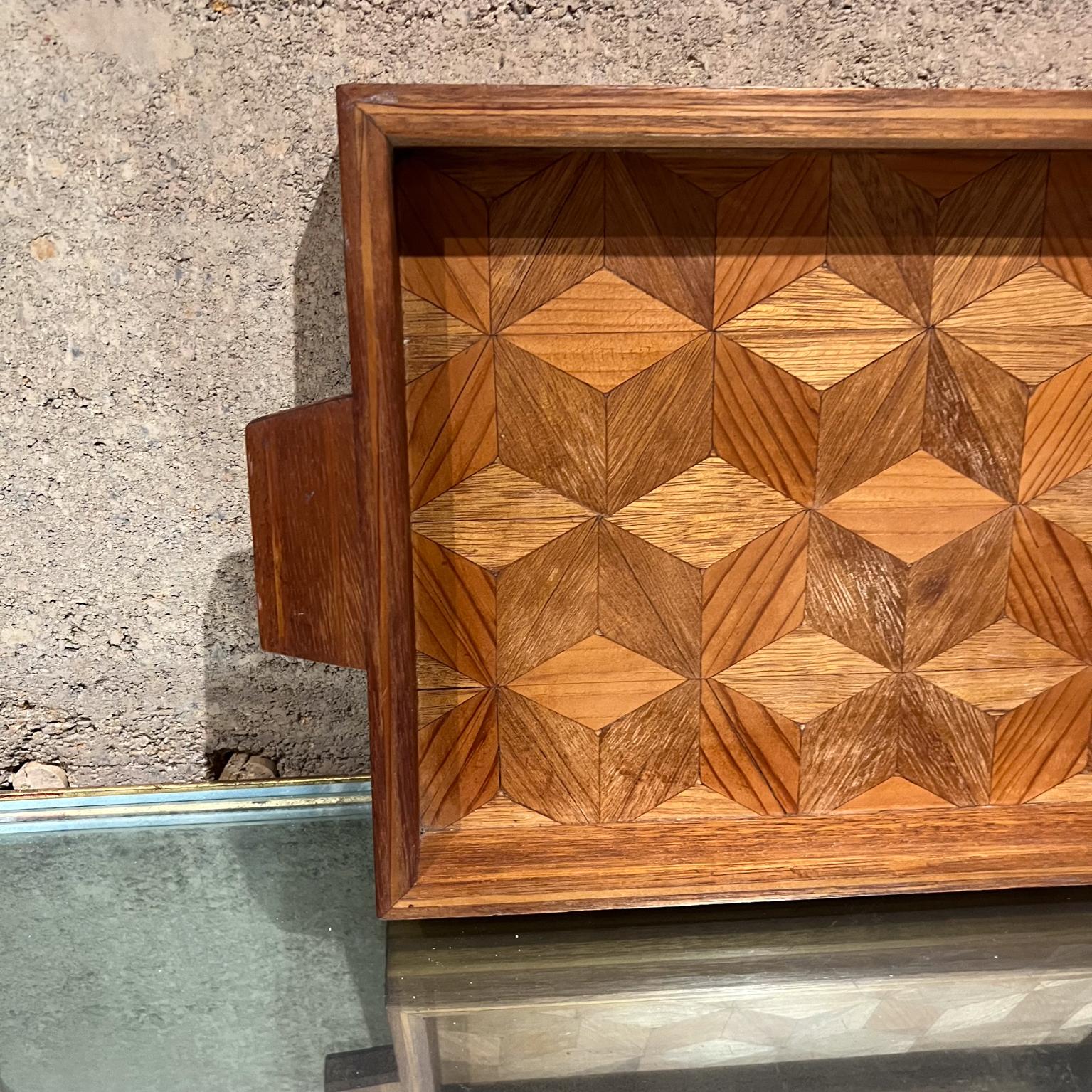 
1960s Midcentury Modern Wood Serving Tray Geometric Design
Dans le style de Don Shoemaker
9,75 p x 16,5 long x 1,5
Etat original d'occasion.
Voir toutes les images.