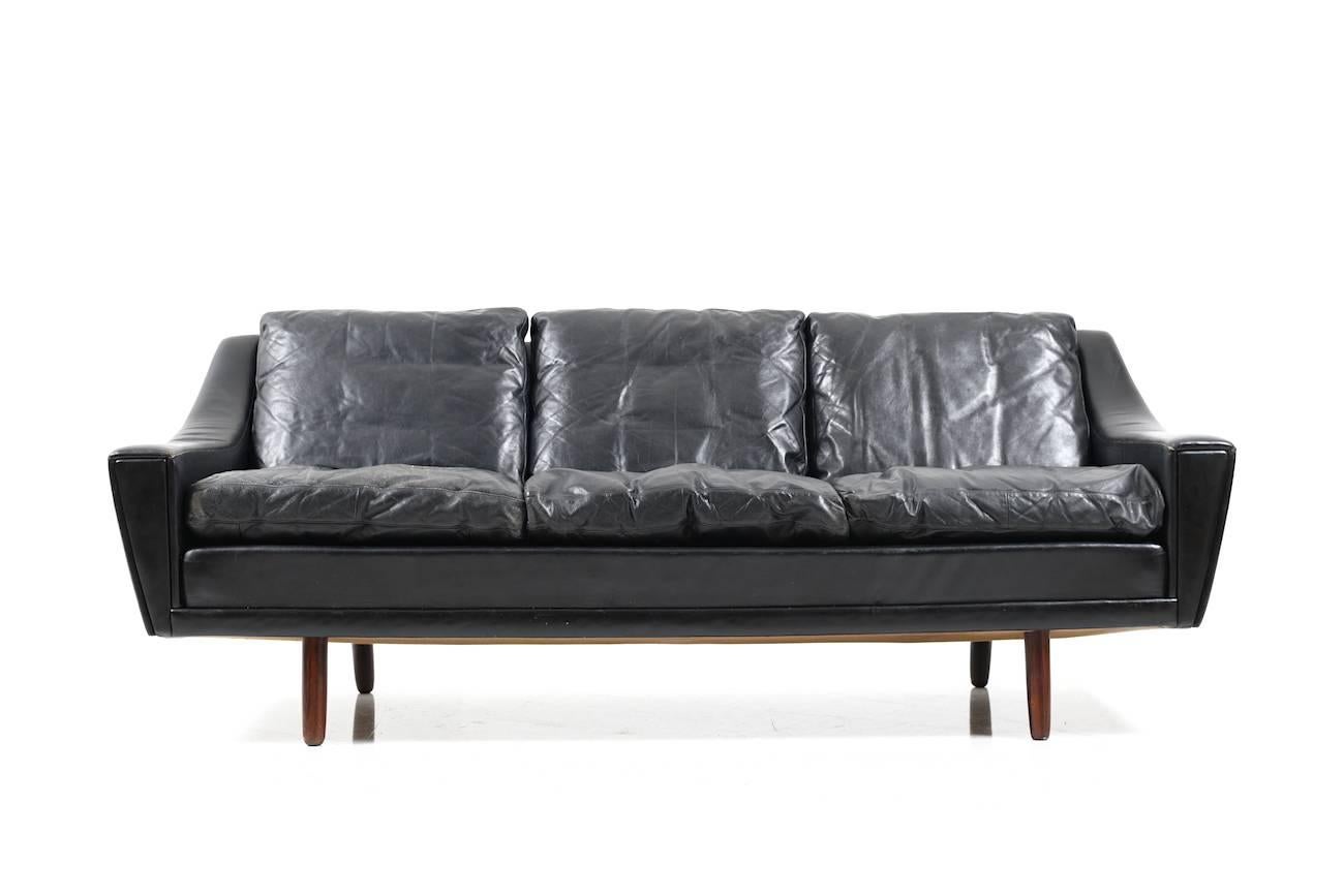 1960s Georg Thams black leather three-seat sofa by Vejen Polstermøbelfabrik, Denmark. Original stand. Legs in solid rosewood, Denmark, early 1960s.
