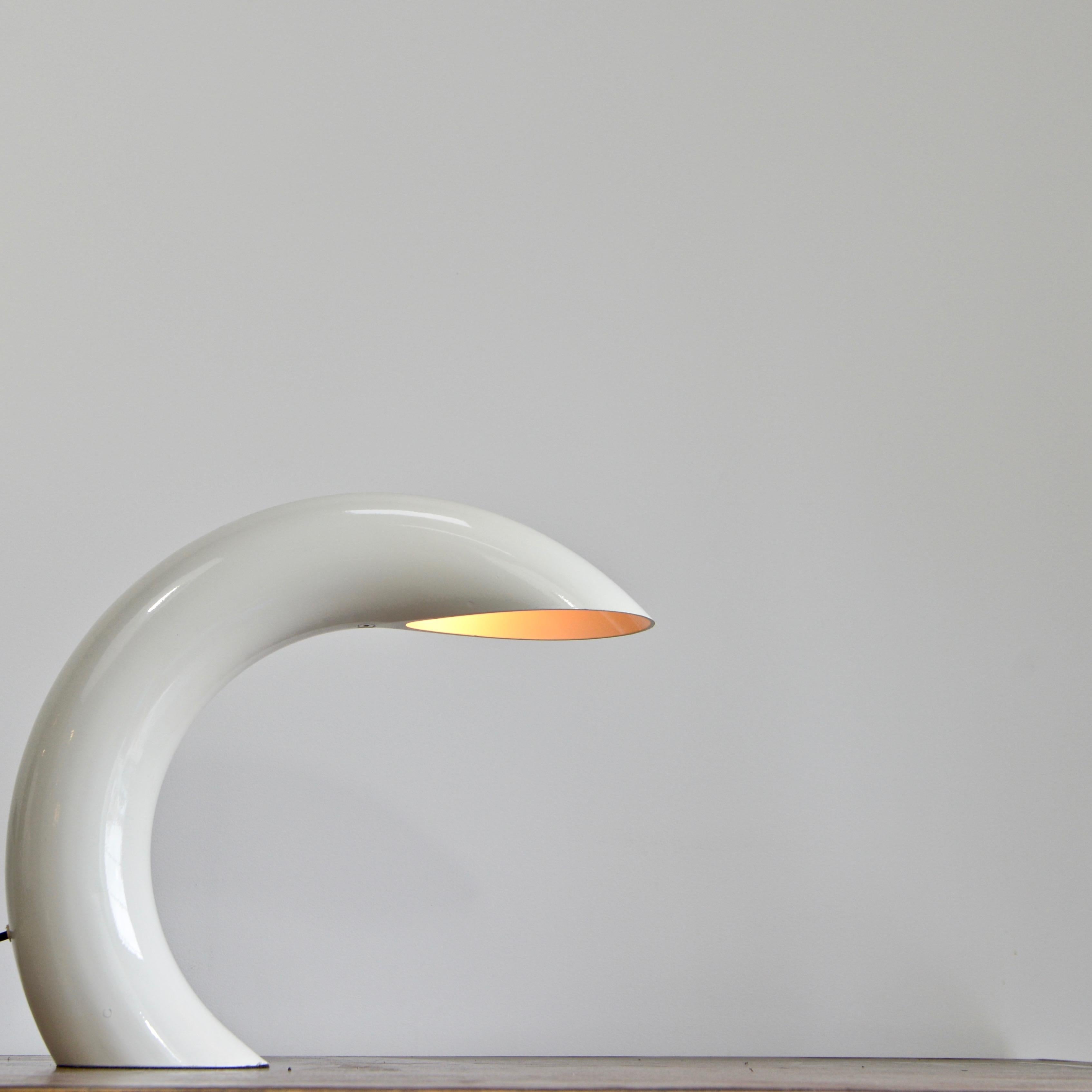 Skulpturale weiße Bogen-Tischlampe aus den 1960er Jahren von Georges Frydman aus Frankreich. Vollständig neu verkabelt mit einer einzigen E26-Fassung, bereit für den Einsatz in den USA. Ausführung: Aluminium und Stahl. Abmessungen:
Maße: Höhe