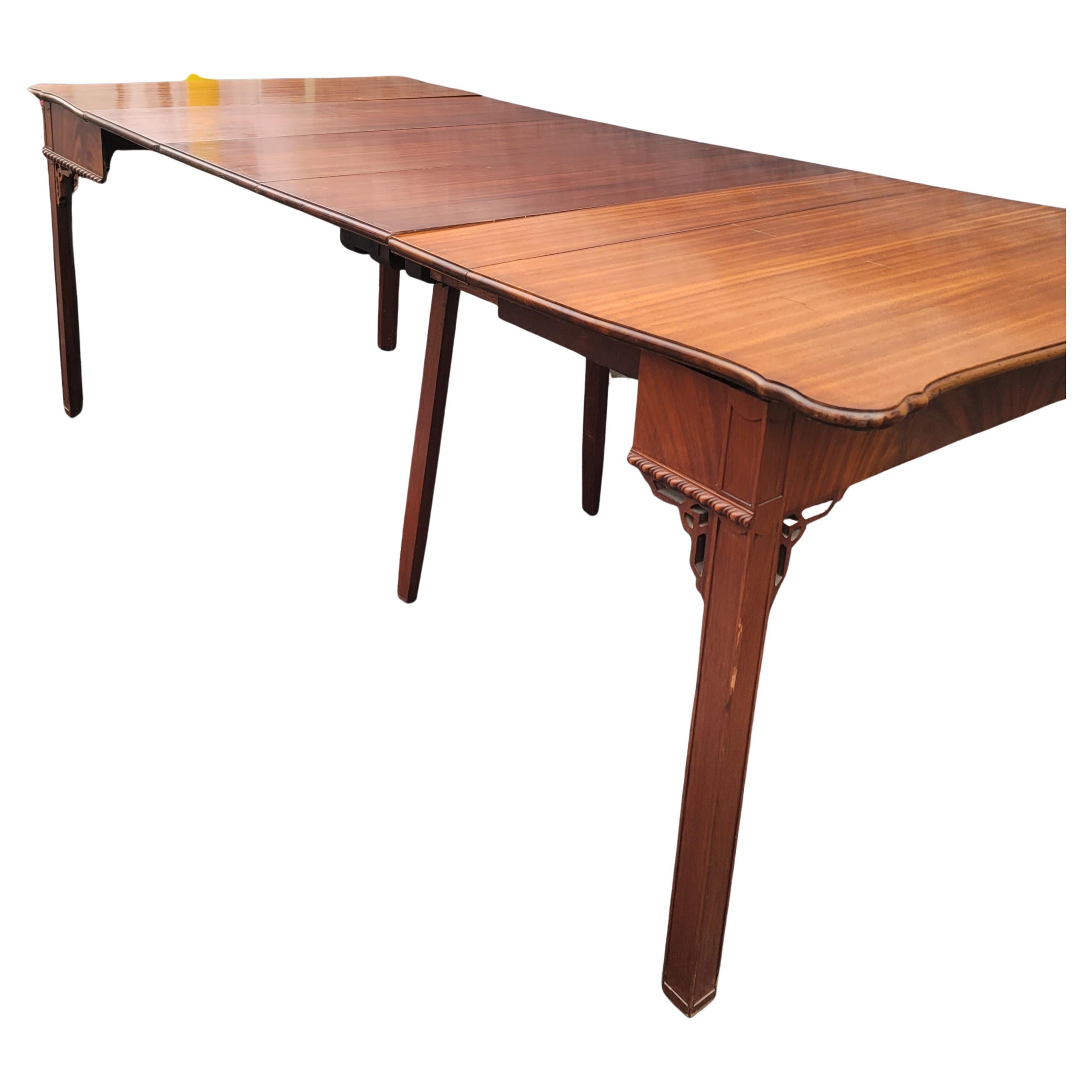1960s George III Style Mahogany Extension Console Table Dining Table w/ 3 Leaves In Good Condition For Sale In Germantown, MD