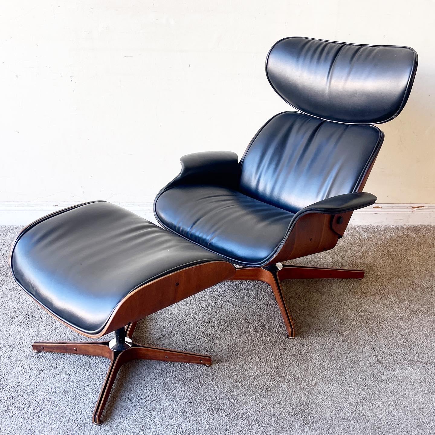 This vintage mid-century lounge chair and ottoman was designed by George Mulhauser for Plycraft, USA, 1960's. Features molded walnut shells and bases with beautiful details to the wood grain. All original black naugahyde upholstery.

Ottoman