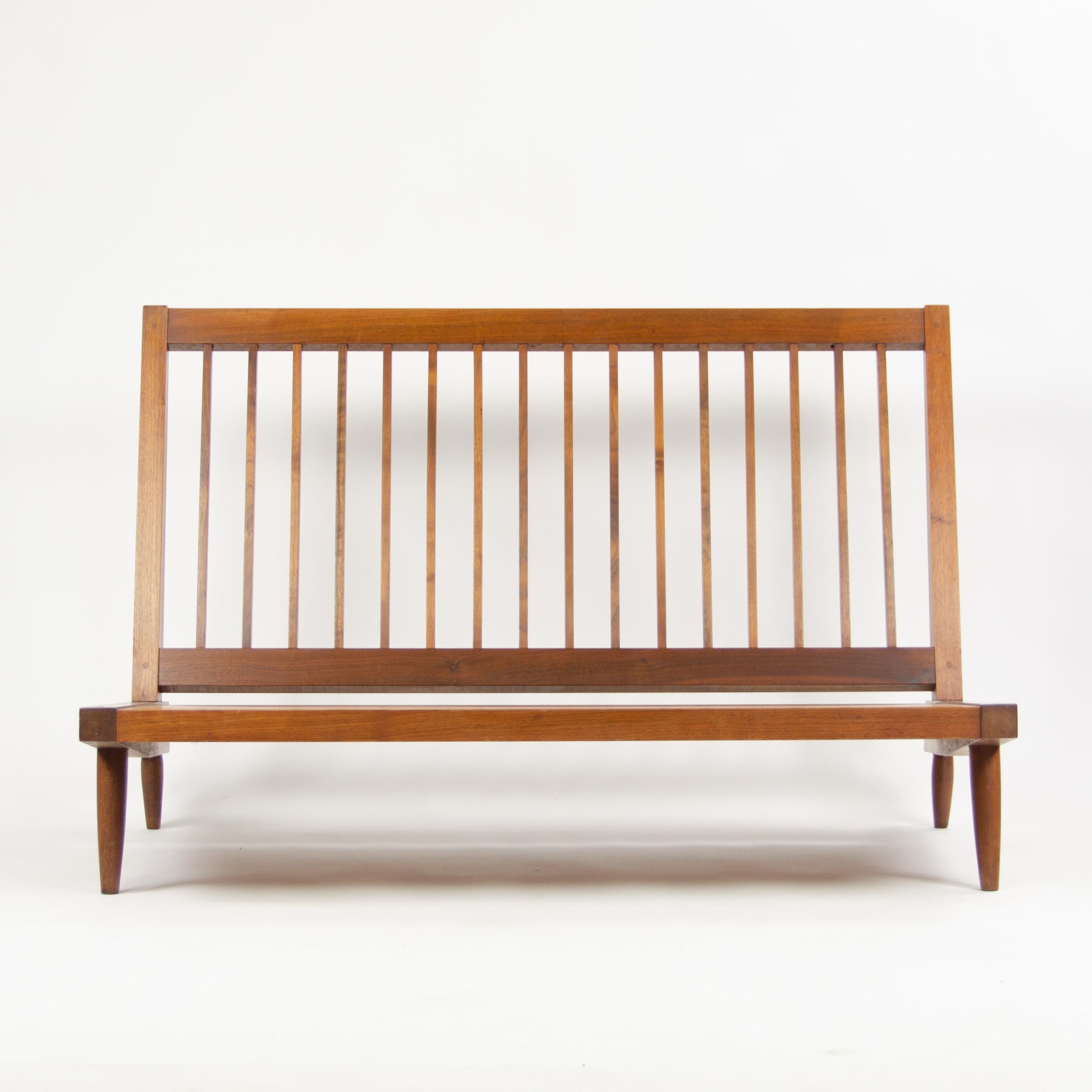 1960er George Nakashima Studio Amerikanisches Nussbaumholz-Sessel / Loveseat mit grünem Stoff im Angebot 2