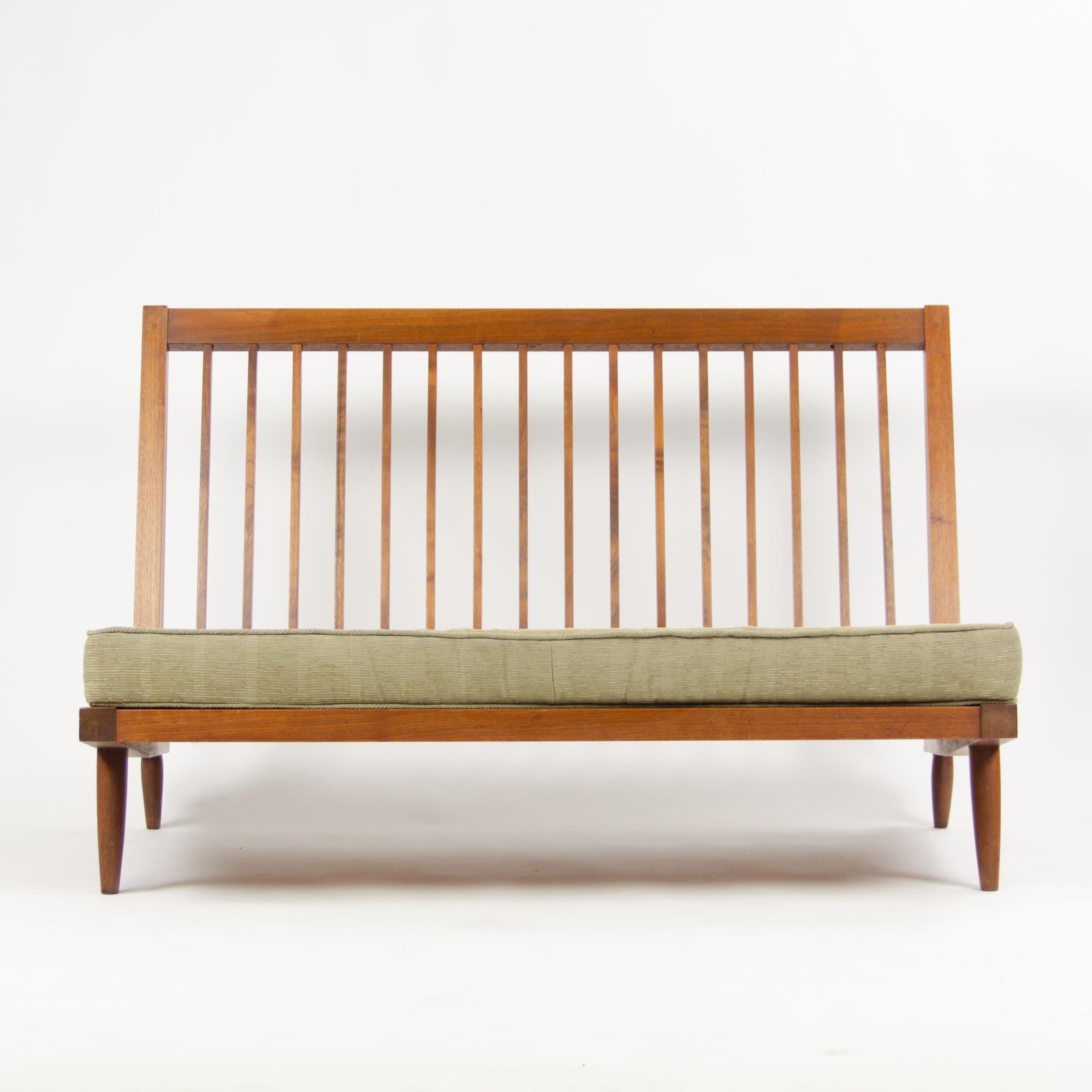 1960er George Nakashima Studio Amerikanisches Nussbaumholz-Sessel / Loveseat mit grünem Stoff im Angebot 3