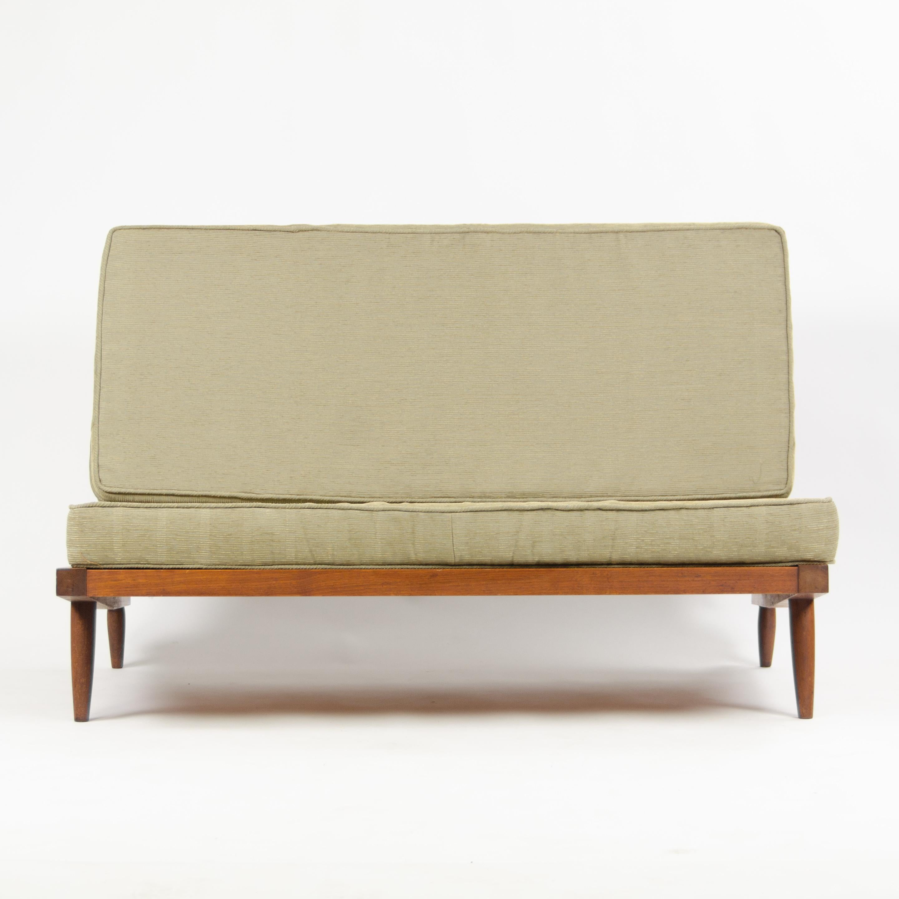 1960er George Nakashima Studio Amerikanisches Nussbaumholz-Sessel / Loveseat mit grünem Stoff im Angebot 4