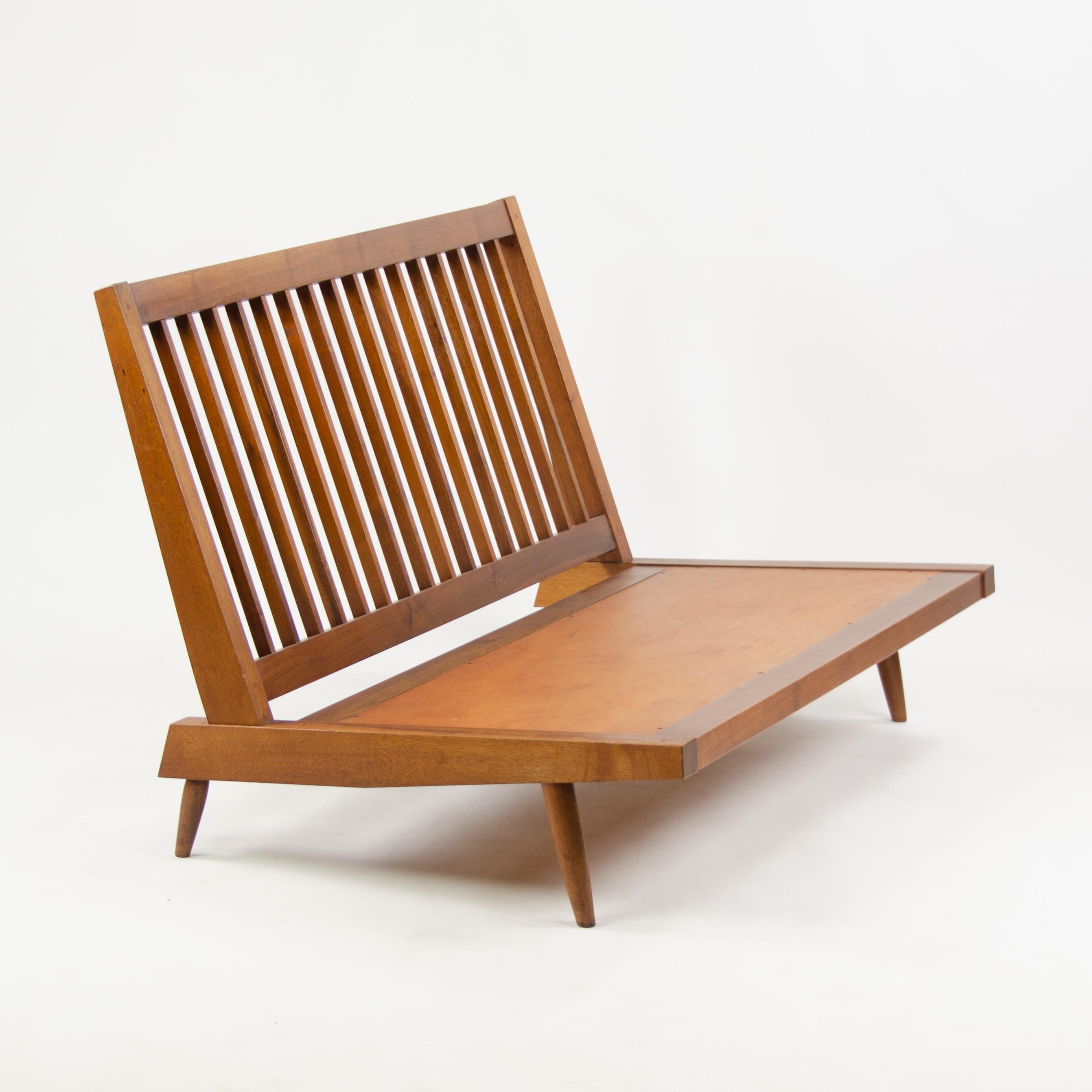 Zum Verkauf steht ein Sofa, das von George Nakashima um 1966 hergestellt wurde. Es handelt sich um ein ikonisches Beispiel für die Lattenrostserie, deren Formensprache sich sowohl in langen Sofas als auch in schlankeren Loungesesseln