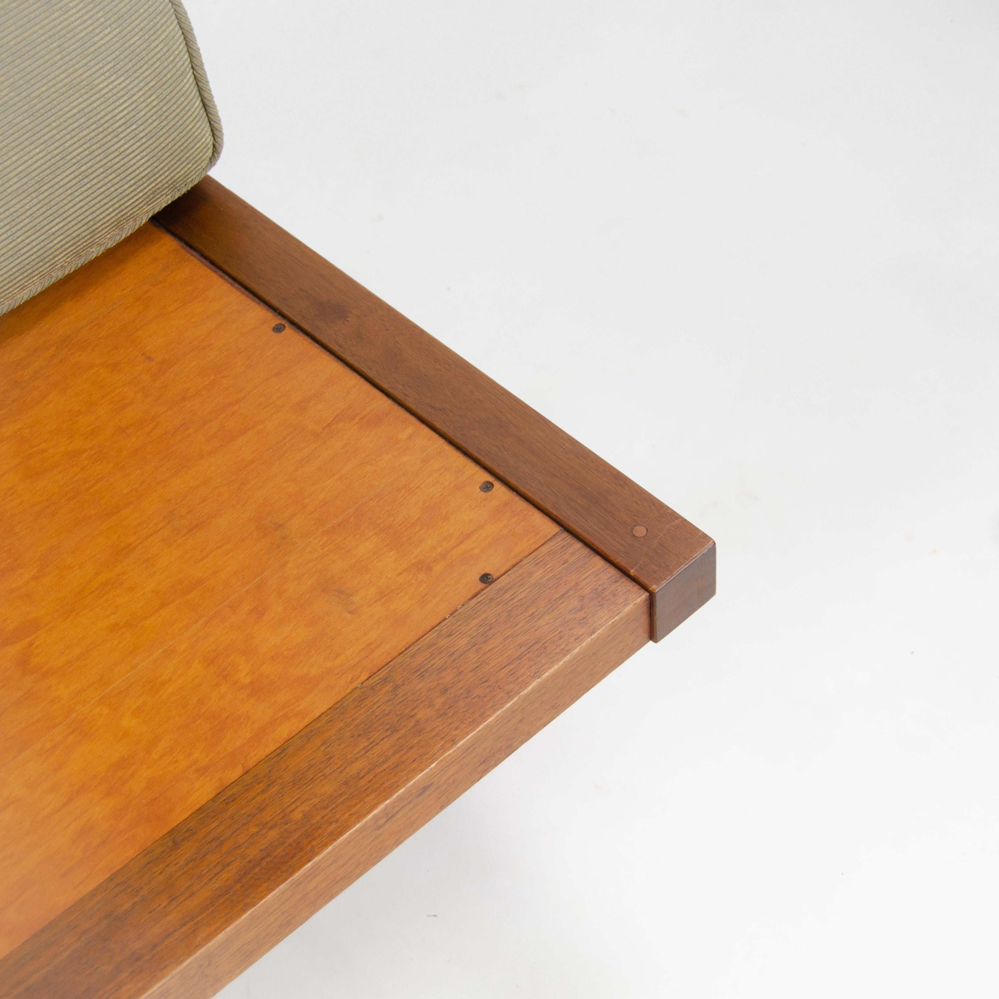 1960er George Nakashima Studio Amerikanisches Nussbaumholz-Sessel / Loveseat mit grünem Stoff (Moderne) im Angebot