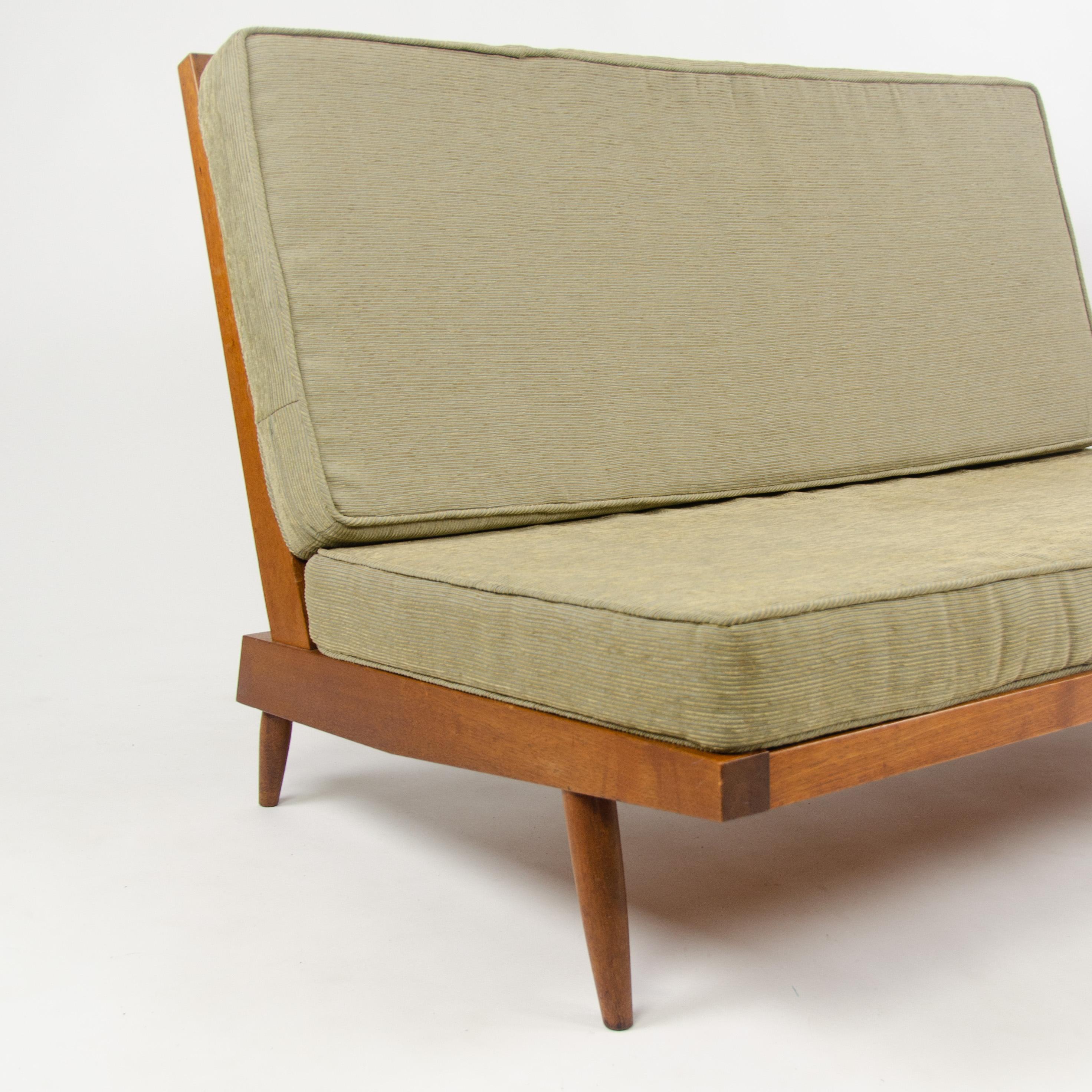1960er George Nakashima Studio Amerikanisches Nussbaumholz-Sessel / Loveseat mit grünem Stoff im Zustand „Gut“ im Angebot in Philadelphia, PA