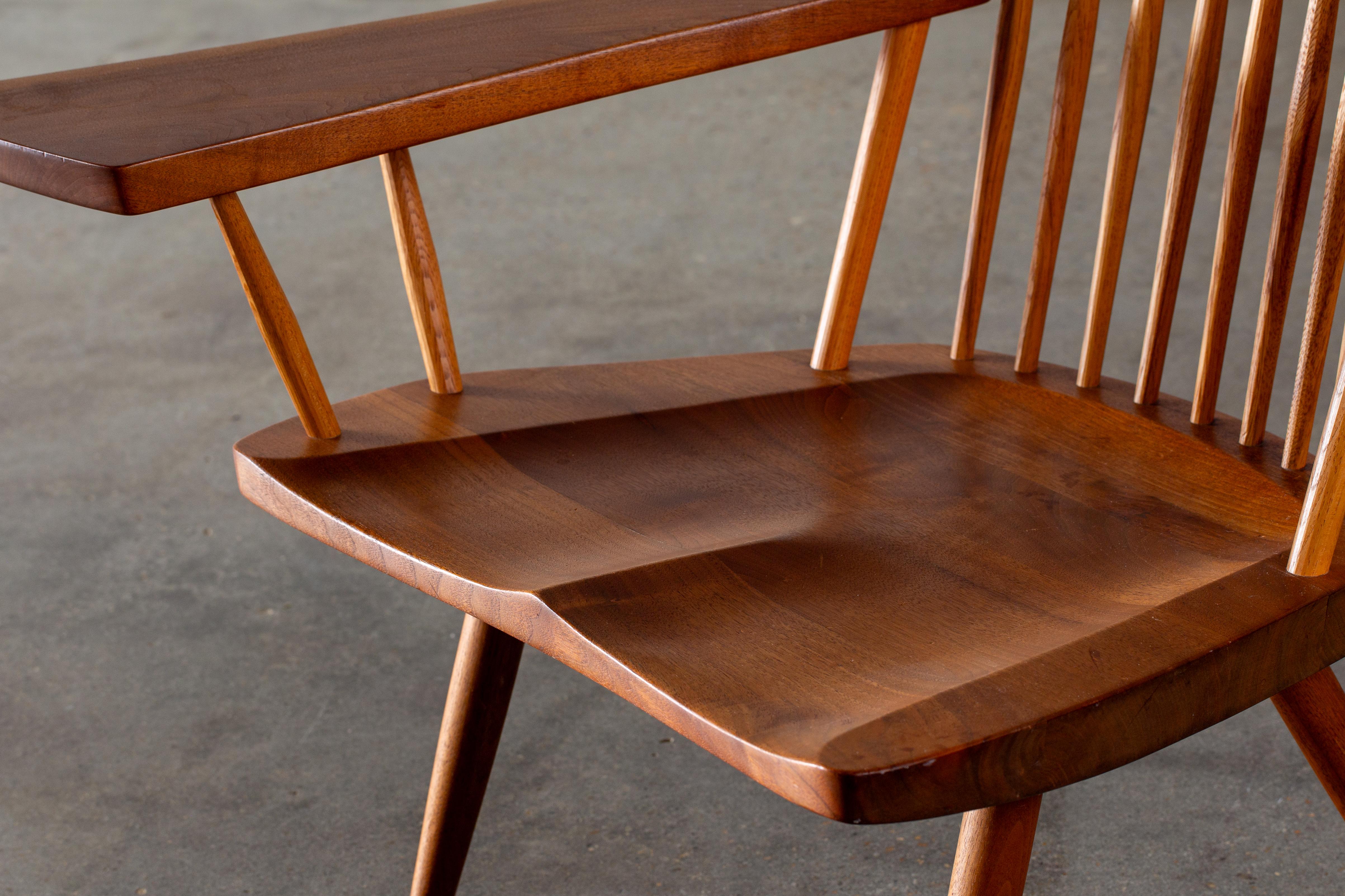 1975 George Nakashima Studio Lounge Chair with Free Form Arm Noyer et Hickory en vente 3