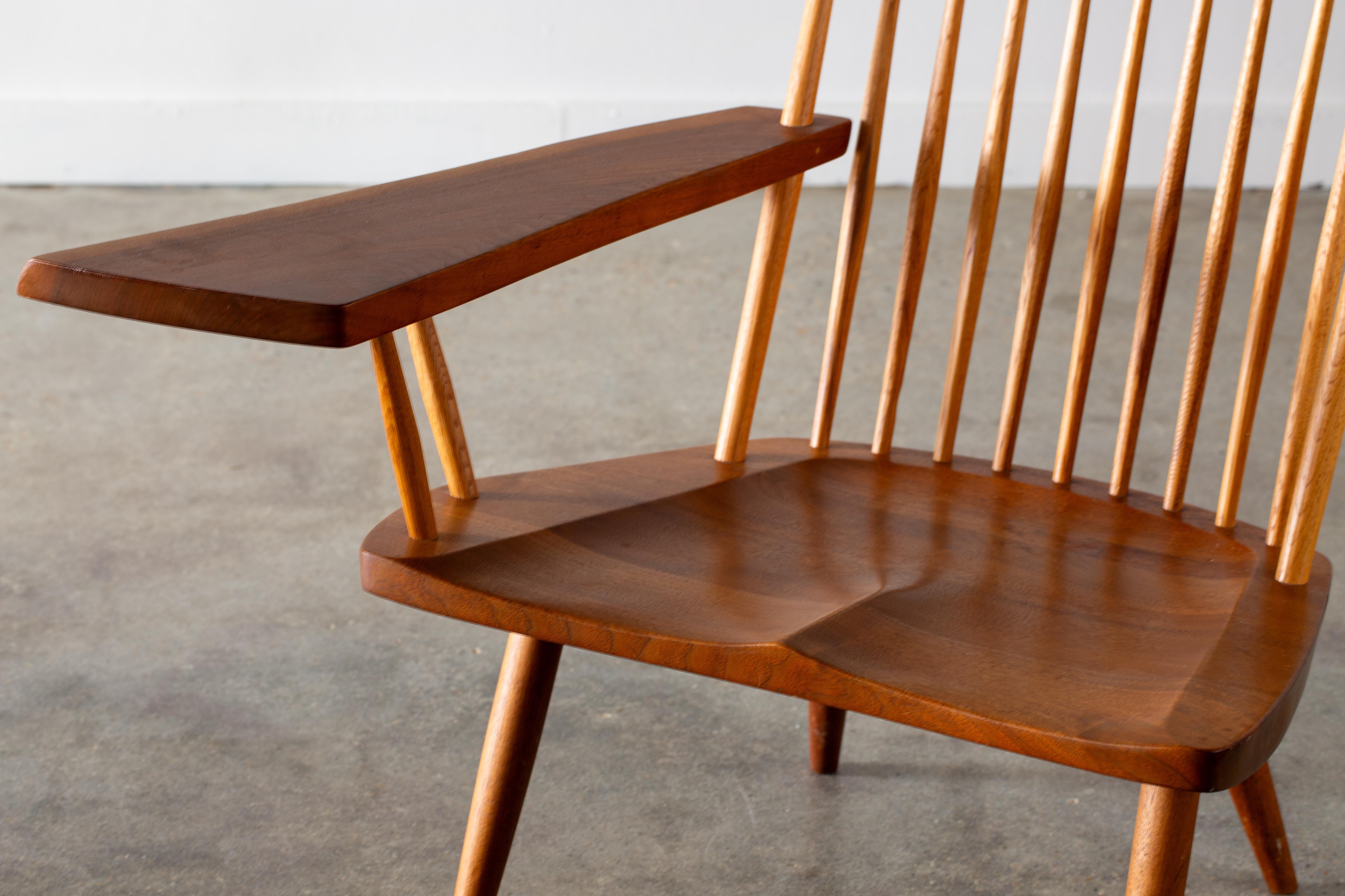 1975 George Nakashima Studio Lounge Chair with Free Form Arm Noyer et Hickory en vente 4