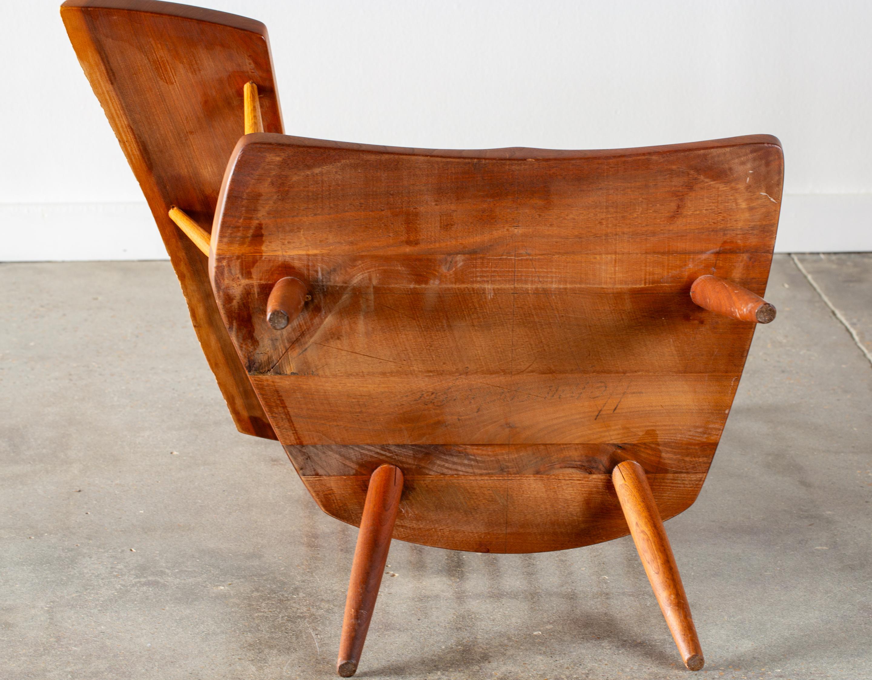 1975 George Nakashima Studio Lounge Chair with Free Form Arm Noyer et Hickory en vente 7