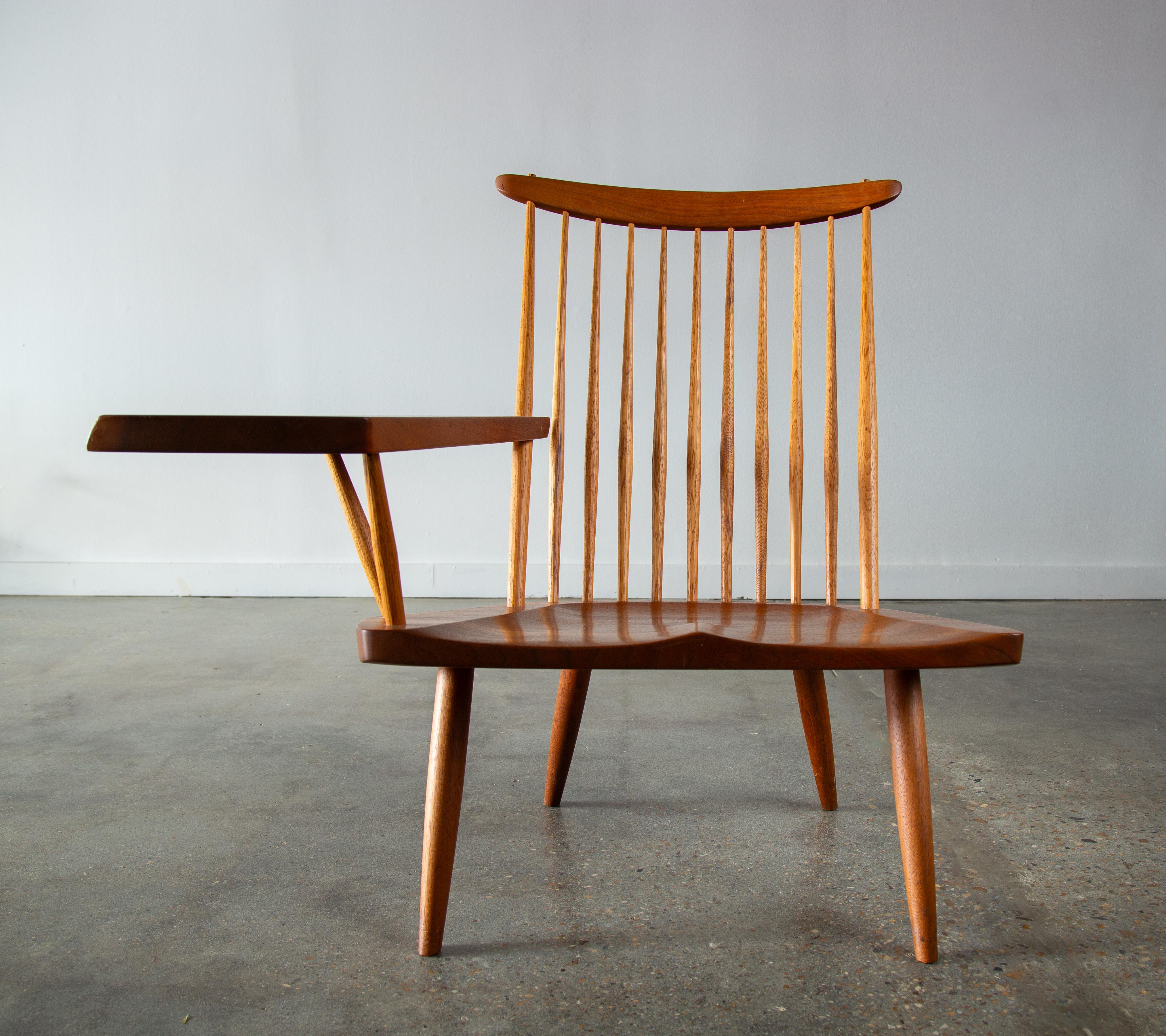Mid-Century Modern 1975 George Nakashima Studio Lounge Chair with Free Form Arm Noyer et Hickory en vente