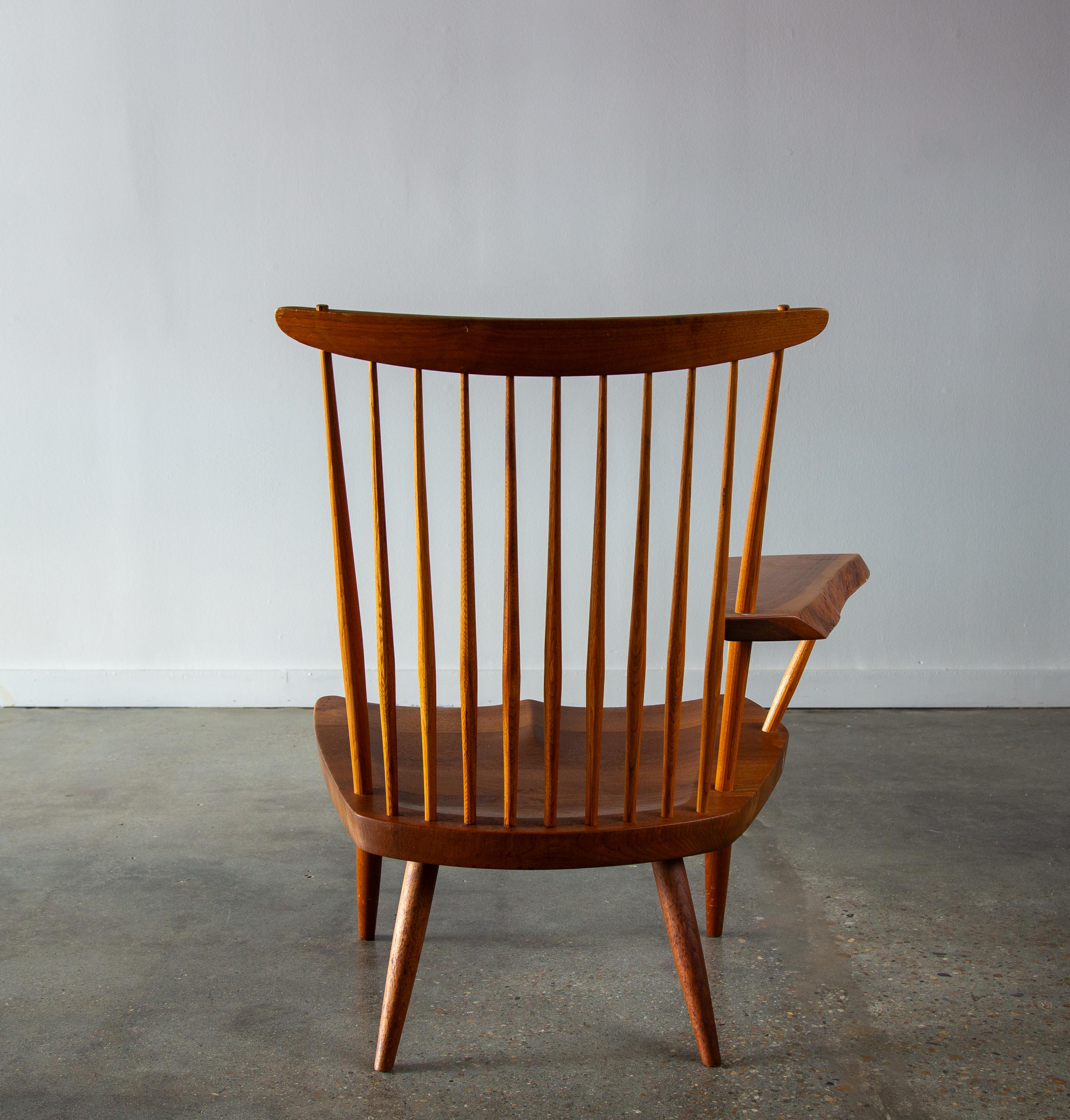 Américain 1975 George Nakashima Studio Lounge Chair with Free Form Arm Noyer et Hickory en vente