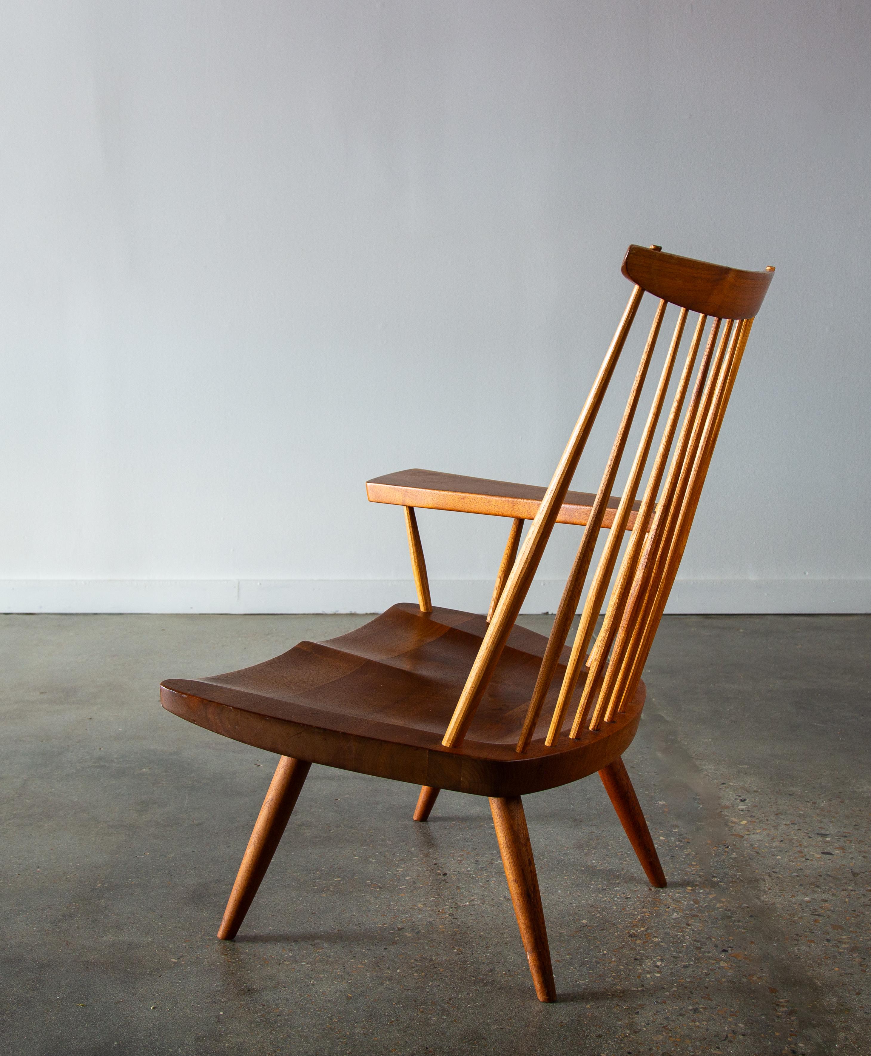 Milieu du XXe siècle 1975 George Nakashima Studio Lounge Chair with Free Form Arm Noyer et Hickory en vente