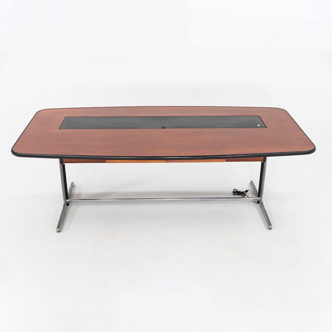 Il s'agit d'une table de bureau en noyer et cuir, modèle 64906, conçue par George Nelson et Robert Propst pour Herman Miller en 1964. La conception faisait partie de la série Action Office. Cet exemple a été exécuté avec un plateau en noyer,