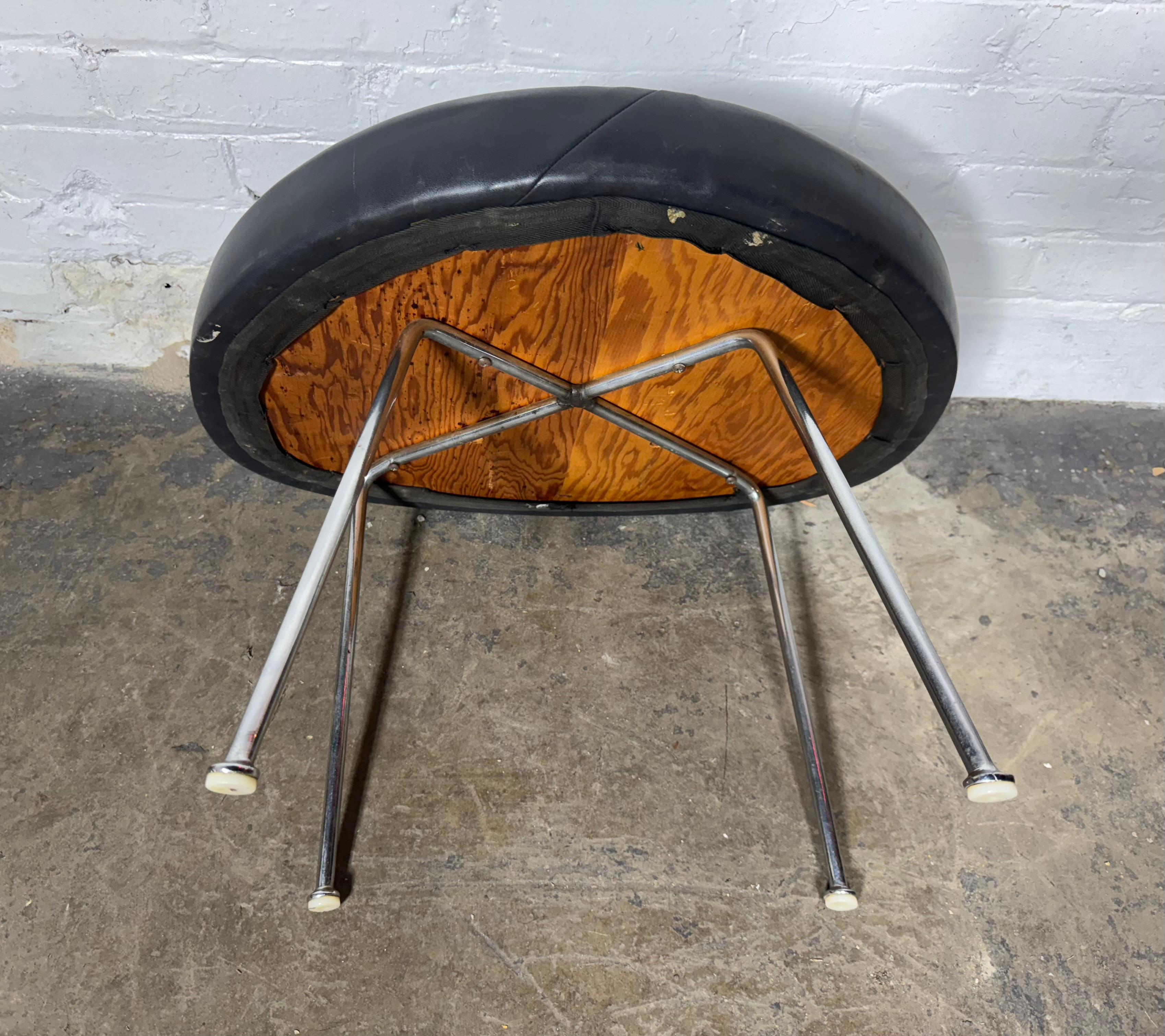 Otomana / taburete para los pies clásico de la modernidad de mediados de siglo diseñado por George Nelson para la Silla Coconut, bonito ejemplo temprano. Gran color , pátina. 
Dimensiones: 16 alto x 23 1/2 ancho x 18 1/2 profundidad pulgadas
