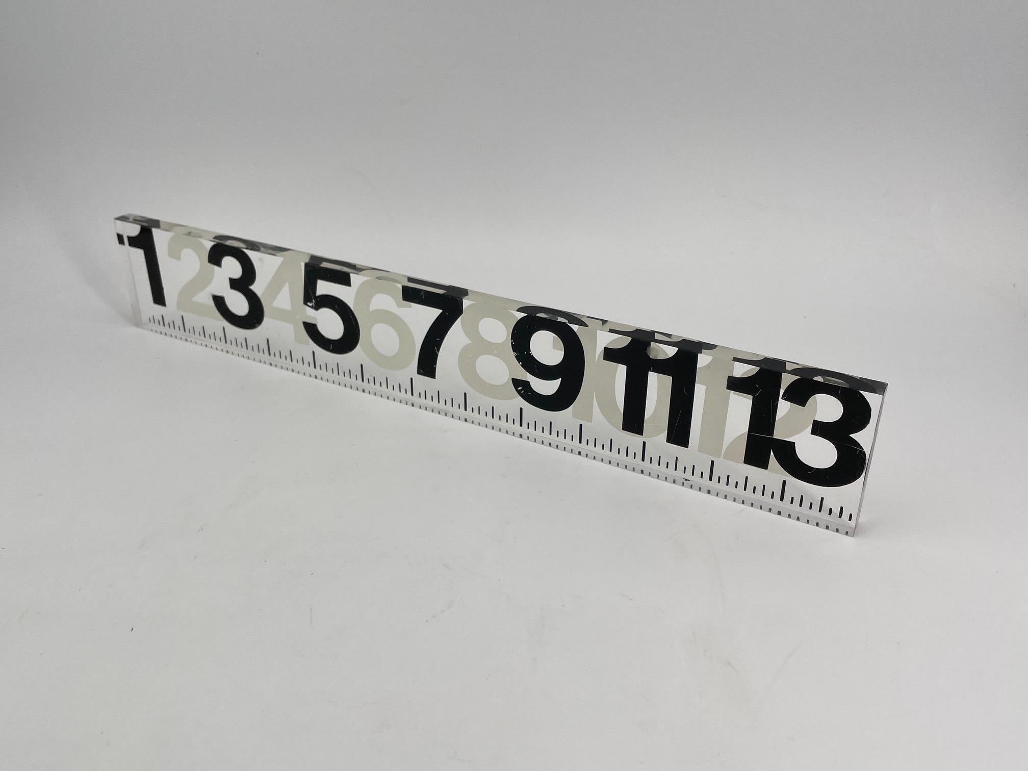 USA, ca. 1960er Jahre. George Nelson & Associates entwerfen das Lucite Lineal aus der SAFETY NUMBERS Graphic Design + Clock Serie für Howard Miller. Nicht signiert.  

Das Lineal ist etwa 13 Zoll lang, 2 Zoll hoch und 3/8 dick. Solide Lucite und ist
