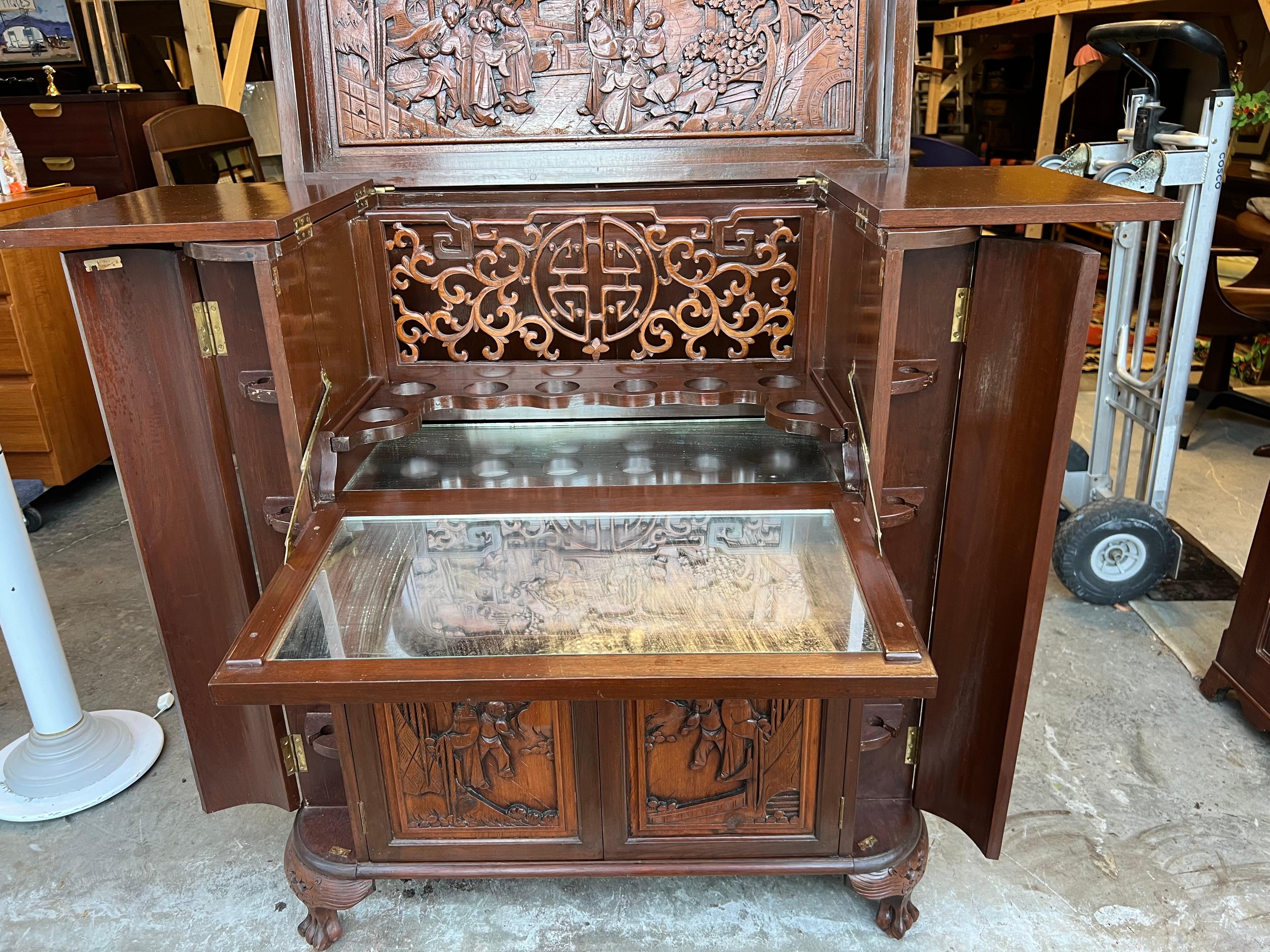 1960s George Zee Mid-Century Asian Heavily Hand Carved Flip Top Dry Bar Cabinet en vente 2