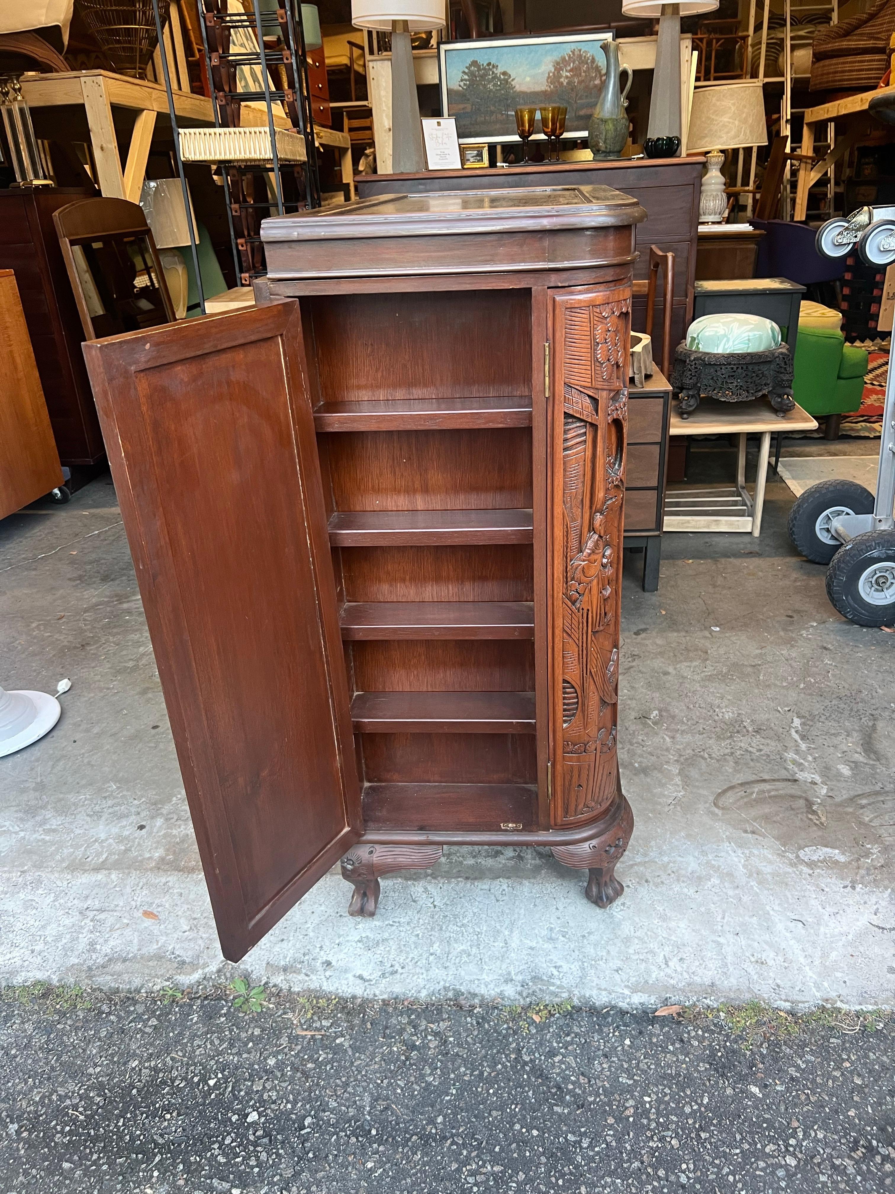 1960s George Zee Mid-Century Asian Heavily Hand Carved Flip Top Dry Bar Cabinet en vente 3