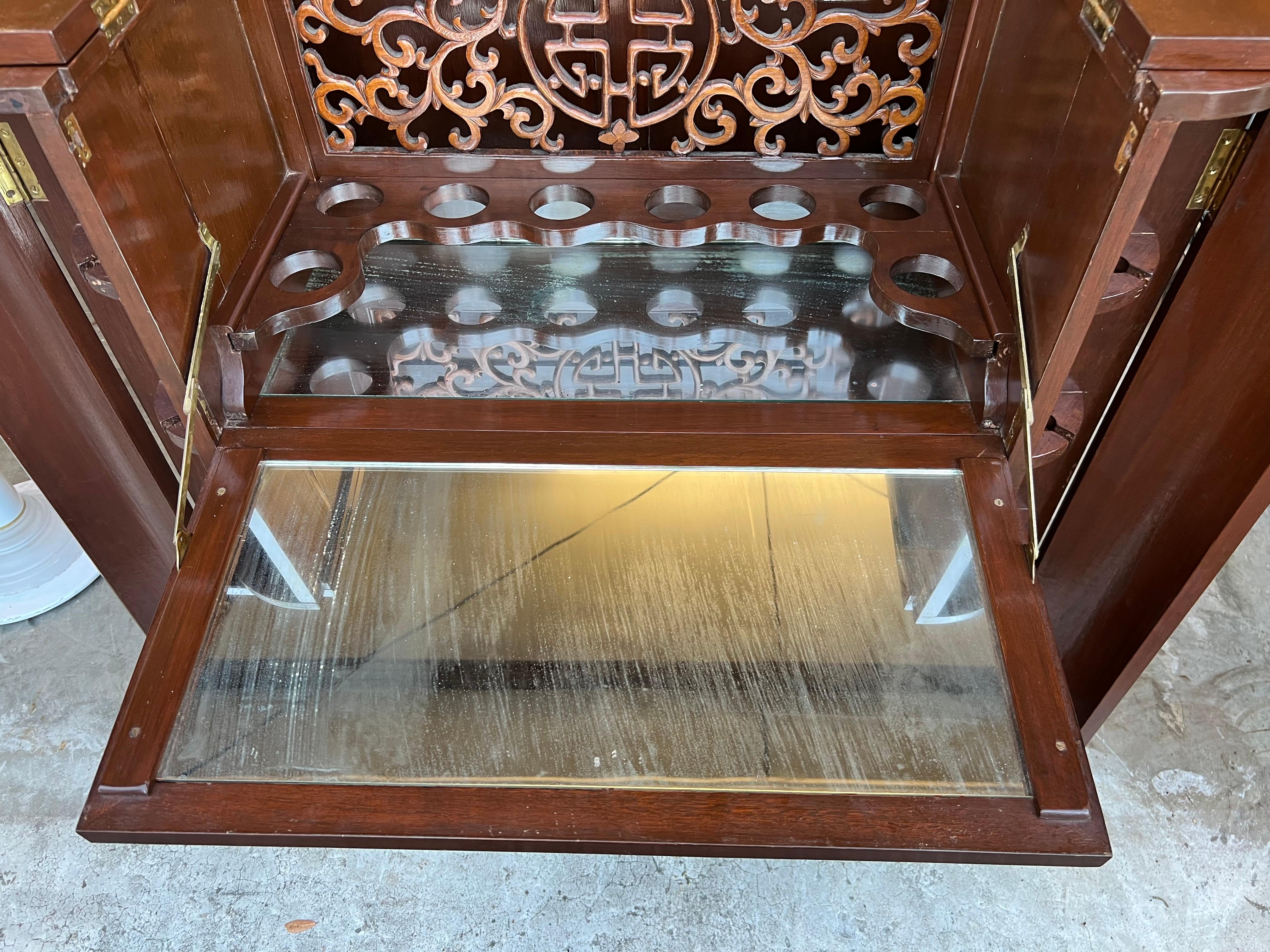 1960s George Zee Mid-Century Asian Heavily Hand Carved Flip Top Dry Bar Cabinet en vente 4